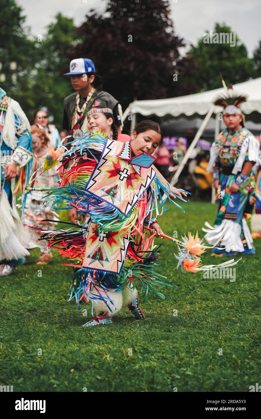 Ein junger indianischer Junge in farbenfrohem Tanzkleid bei der Pow Wow Veranstaltung zur Feier der einheimischen Kultur Stockfoto