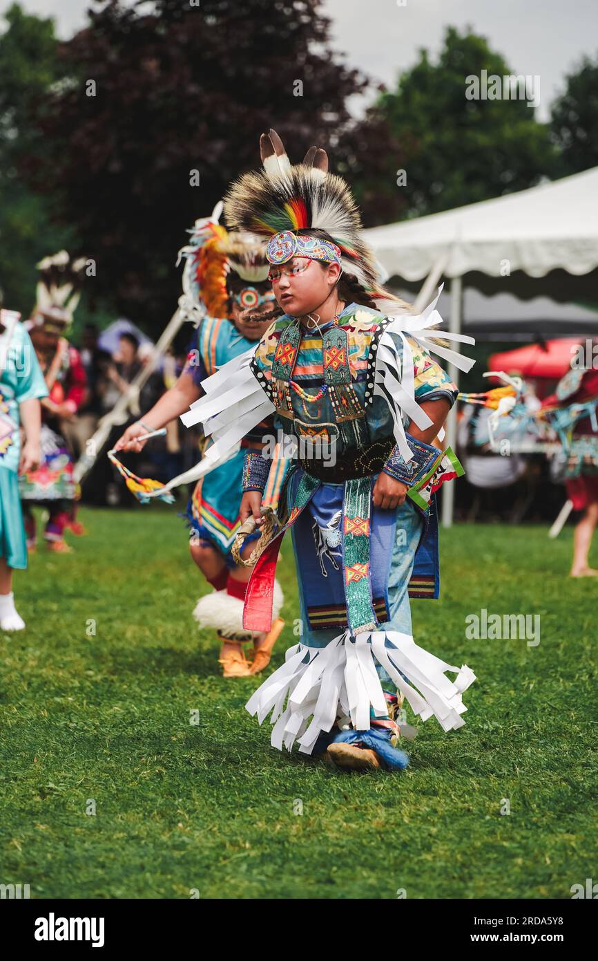 Ein junger indianischer Junge in farbenfrohem Tanzkleid bei der Pow Wow Veranstaltung zur Feier der einheimischen Kultur Stockfoto