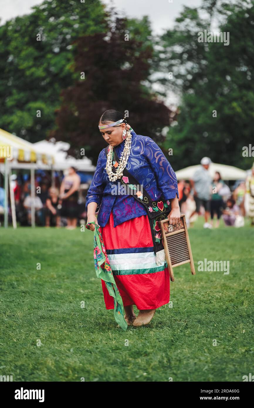 Eine amerikanische Ureinwohnerin in traditionellen Outfits bei der Pow Wow Veranstaltung zur Feier der einheimischen Kultur Stockfoto