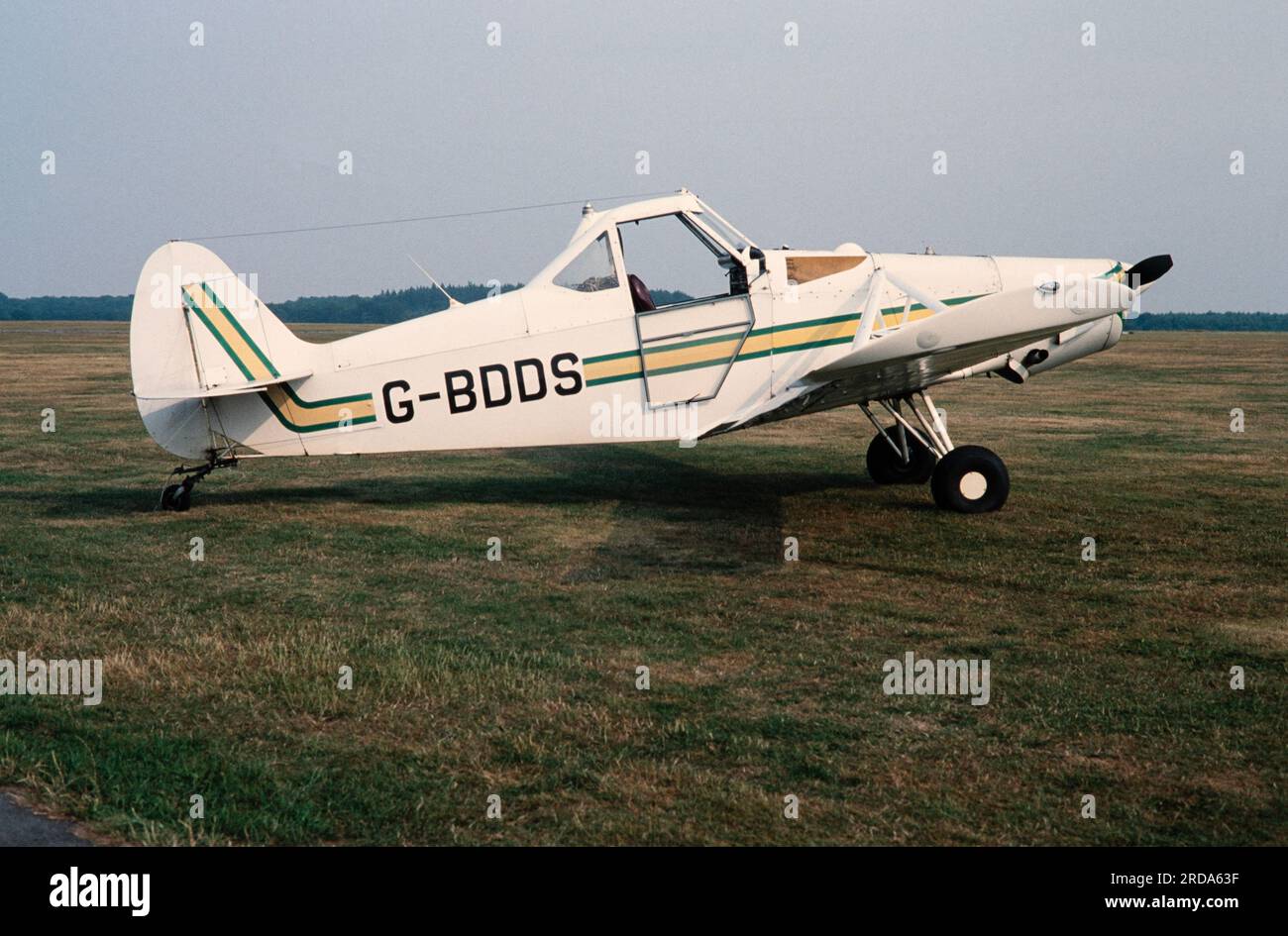 Ein Piper PA-25-260 Pawnee-Flugzeug, das speziell für das Spritzen von Erntegut entwickelt wurde. In Großbritannien als G-BDDS registriert. Stockfoto