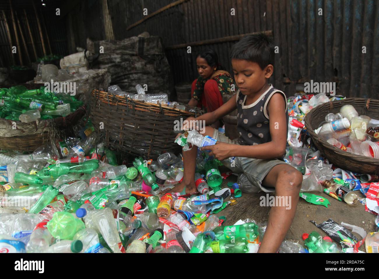 Dhaka, Dhaka, Bangladesch. 18. März 2023. Minderjährige Arbeiter oder kinderarbeit arbeiten immer noch in vielen Plastikflaschen-Recycling-Fabriken.Foto wurde kmar gemacht Stockfoto