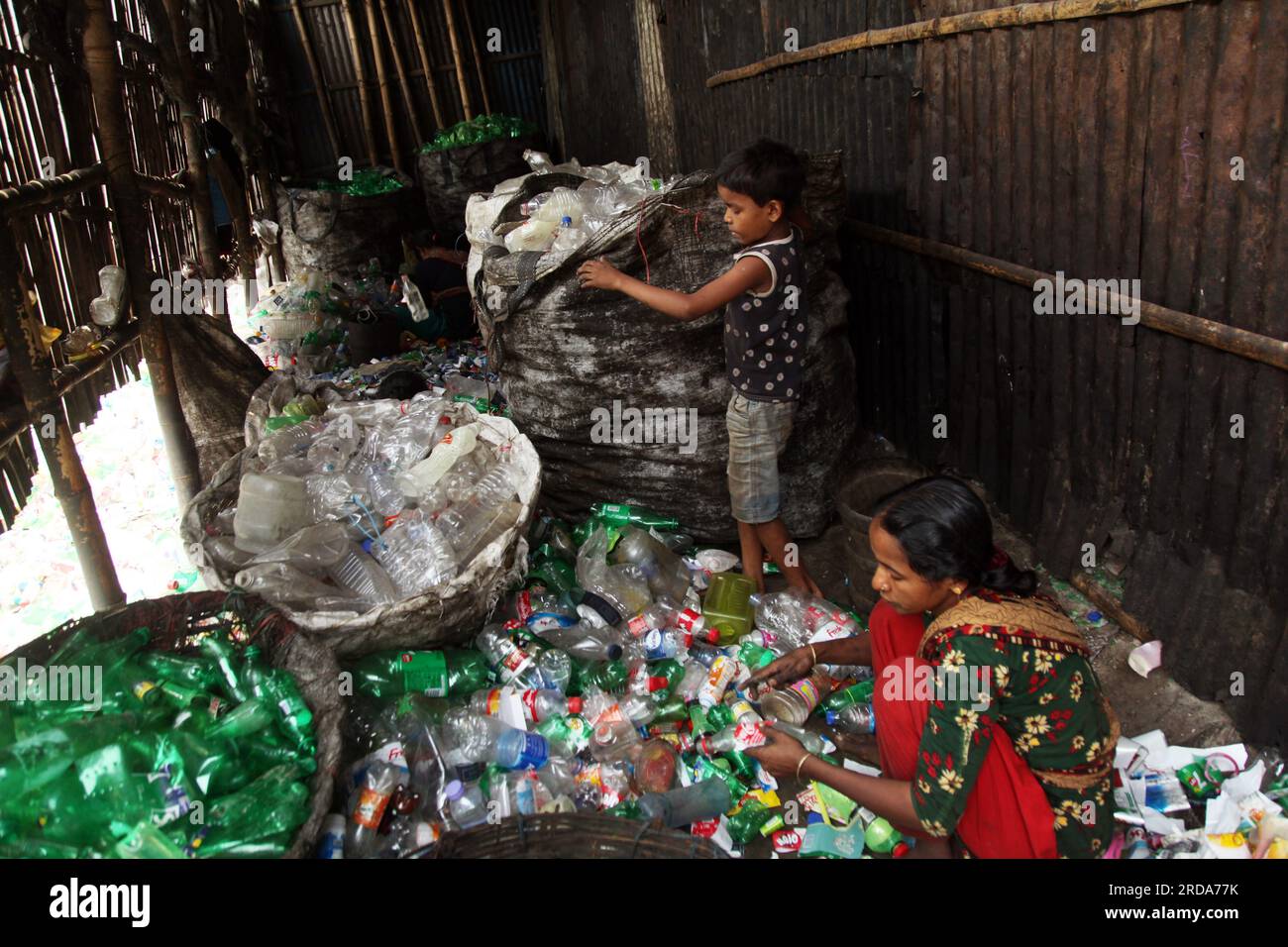 Dhaka, Dhaka, Bangladesch. 18. März 2023. Minderjährige Arbeiter oder kinderarbeit arbeiten immer noch in vielen Plastikflaschen-Recycling-Fabriken.Foto wurde kmar gemacht Stockfoto