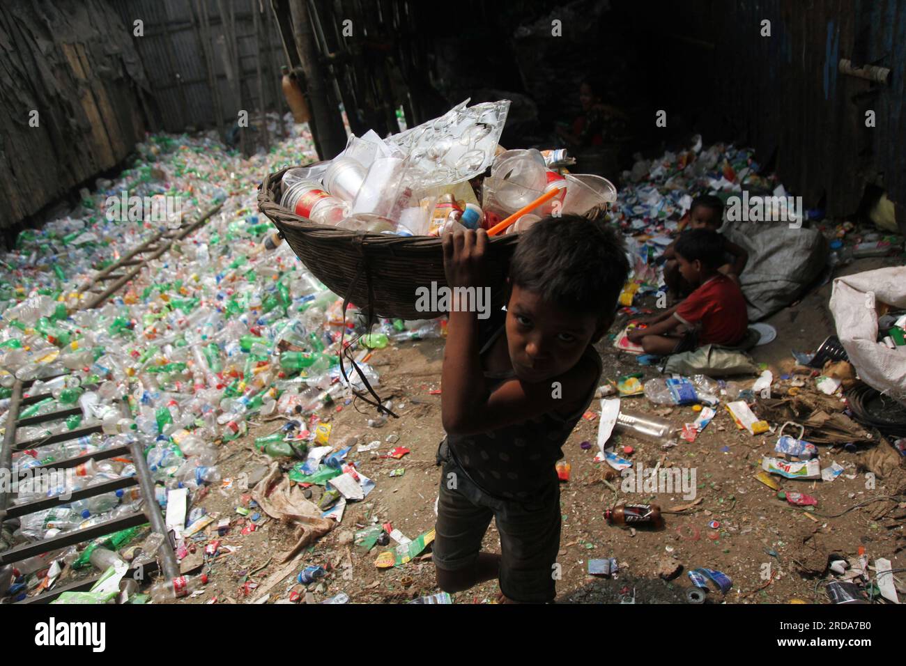 Dhaka, Dhaka, Bangladesch. 18. März 2023. Minderjährige Arbeiter oder kinderarbeit arbeiten immer noch in vielen Plastikflaschen-Recycling-Fabriken.Foto wurde kmar gemacht Stockfoto