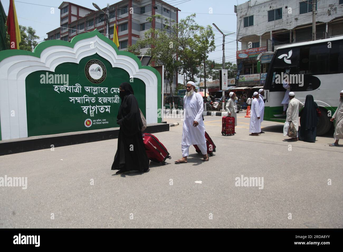 Am Samstag, den 20. Mai 2023, einen Tag nach dem Premierminister, kamen Pilger aus verschiedenen Teilen Bangladeschs in das Ashkona Hajj Camp in Dhaka Stockfoto