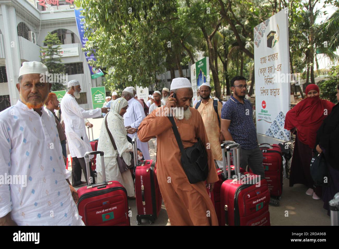 Am Samstag, den 20. Mai 2023, einen Tag nach dem Premierminister, kamen Pilger aus verschiedenen Teilen Bangladeschs in das Ashkona Hajj Camp in Dhaka Stockfoto