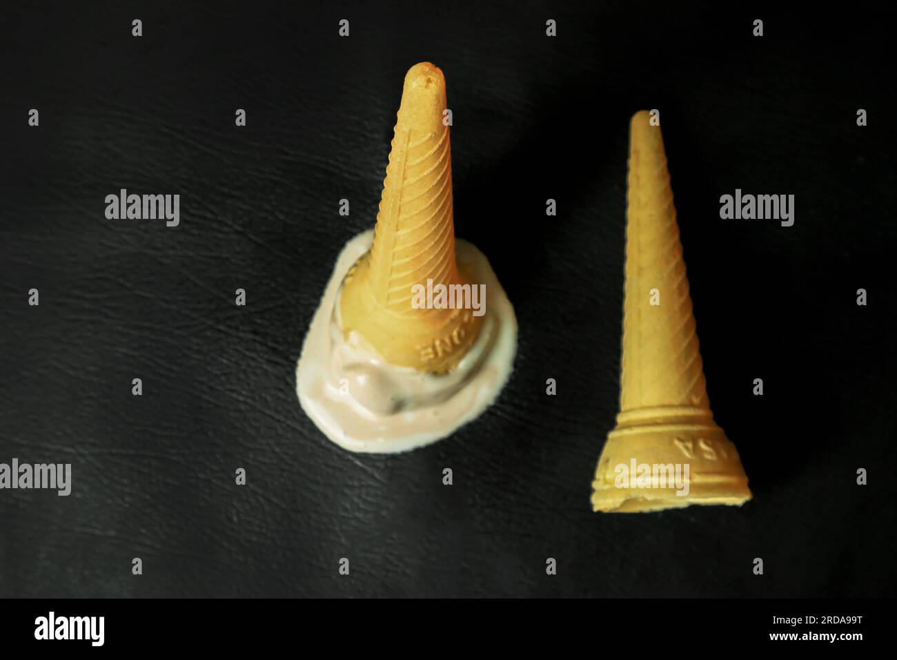 Eiscreme in Form einer Kegel auf schwarzem Hintergrund. Stockfoto