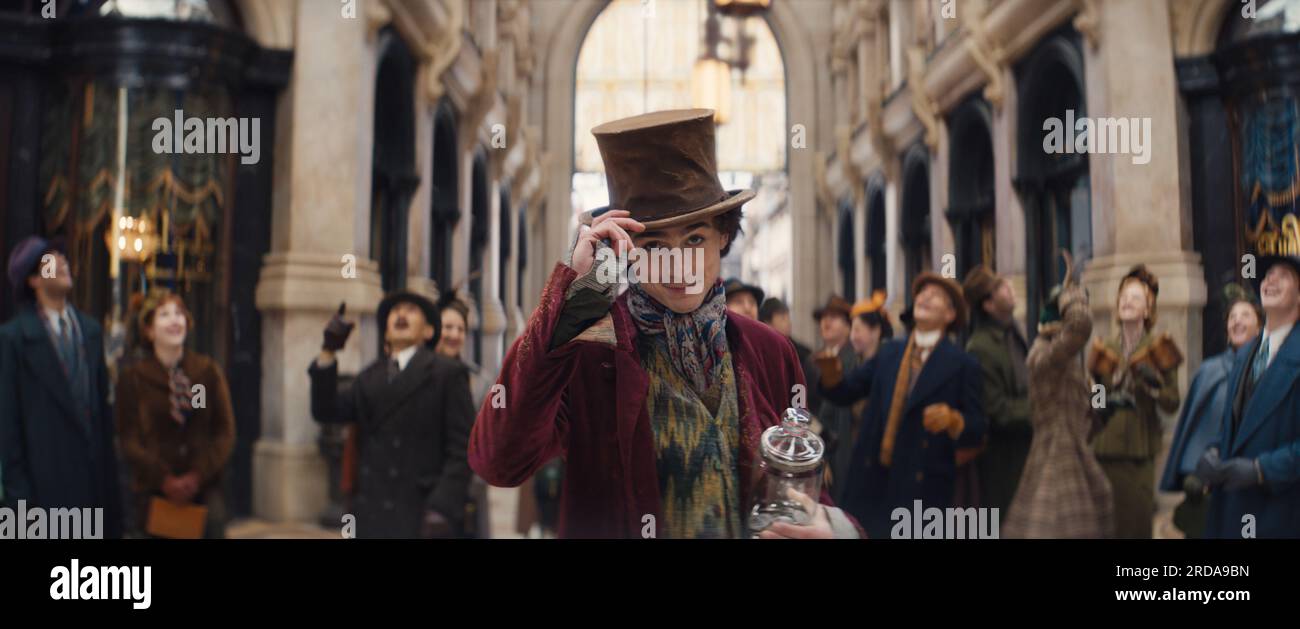 VERÖFFENTLICHUNGSDATUM: 15. Dezember 2023. TITEL: Wonka. STUDIO: Warner Bros DIREKTOR: Paul King. PLOT: Die Geschichte konzentriert sich speziell auf einen jungen Willy Wonka und wie er die Oompa-Loompas auf einem seiner frühesten Abenteuer traf. TIMOTHEE CHALAMET als Willy Wonka. (Kreditbild: © Warner Bros/Entertainment Pictures/ZUMAPRESS.com) NUR REDAKTIONELLE VERWENDUNG! Nicht für den kommerziellen GEBRAUCH! Stockfoto