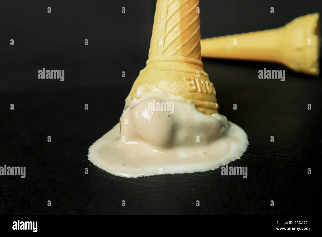 Nahaufnahme von Eis in Waffelform auf schwarzem Hintergrund Stockfoto