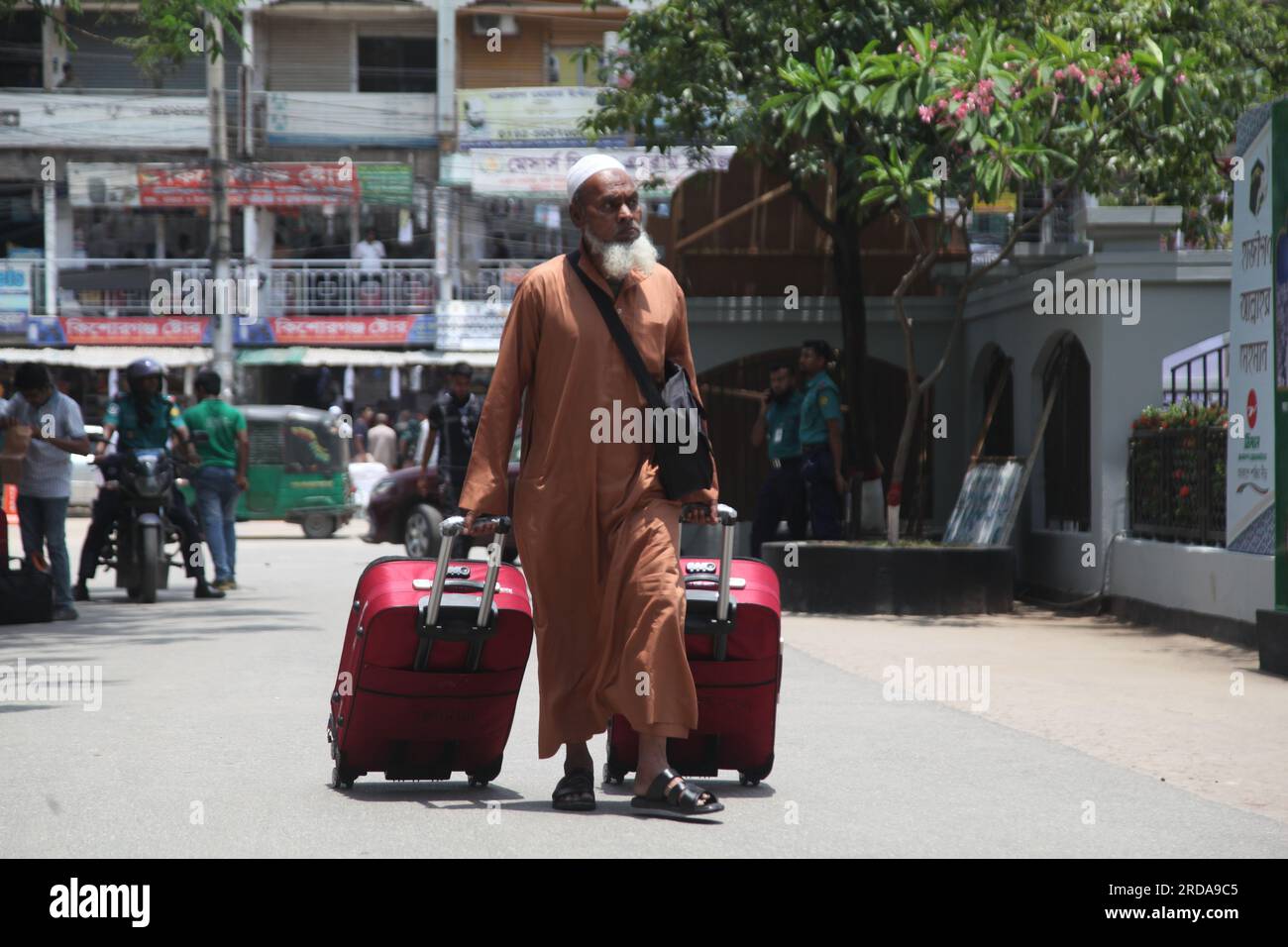 Am Samstag, den 20. Mai 2023, einen Tag nach dem Premierminister, kamen Pilger aus verschiedenen Teilen Bangladeschs in das Ashkona Hajj Camp in Dhaka Stockfoto