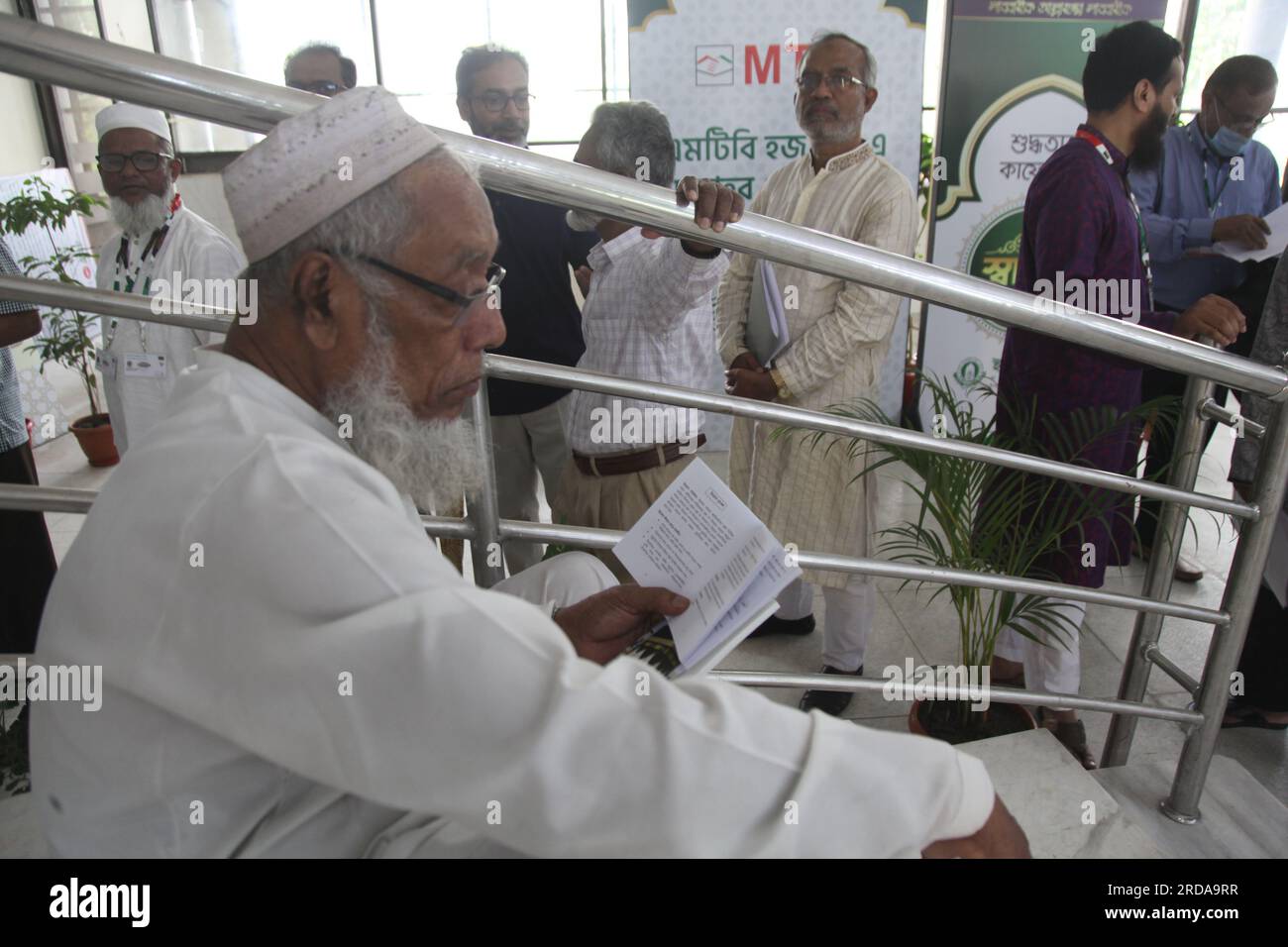 Am Samstag, den 20. Mai 2023, einen Tag nach dem Premierminister, kamen Pilger aus verschiedenen Teilen Bangladeschs in das Ashkona Hajj Camp in Dhaka Stockfoto