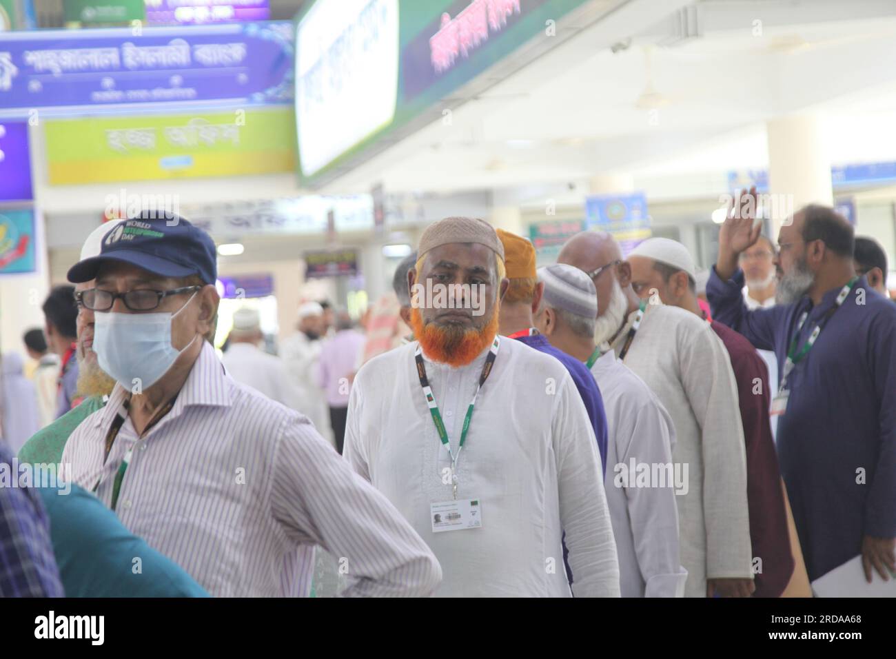 Am Samstag, den 20. Mai 2023, einen Tag nach dem Premierminister, kamen Pilger aus verschiedenen Teilen Bangladeschs in das Ashkona Hajj Camp in Dhaka Stockfoto