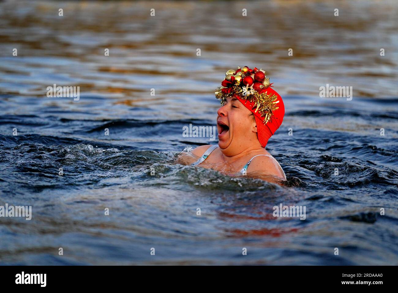 Aktenfoto vom 01.01/23, von einer Frau, die lacht, nachdem sie während eines frühen Morgenschwimmens am Neujahrstag am Serpentine Lake in London ins Wasser gesprungen ist. Laut einem Bericht der Wildlife Trusts könnte der NHS jährlich mehr als £635 Millionen US-Dollar einsparen, indem er einige Patienten für naturbasierte Gesundheits- und Wohlfühlprogramme unterschreibt. Ausgabedatum: Donnerstag, 20. Juli 2023. Stockfoto