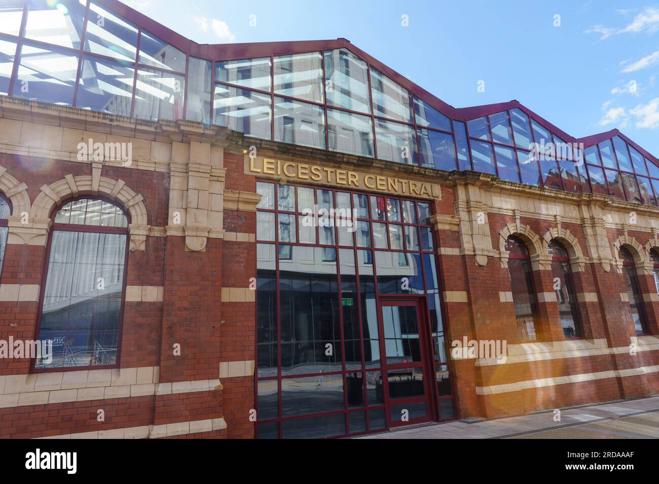 Der alte Hauptbahnhof (Great Central St), Leicester, Großbritannien, wurde renoviert und in Geschäftsräume umgewandelt - Restaurant und Bar. Stockfoto