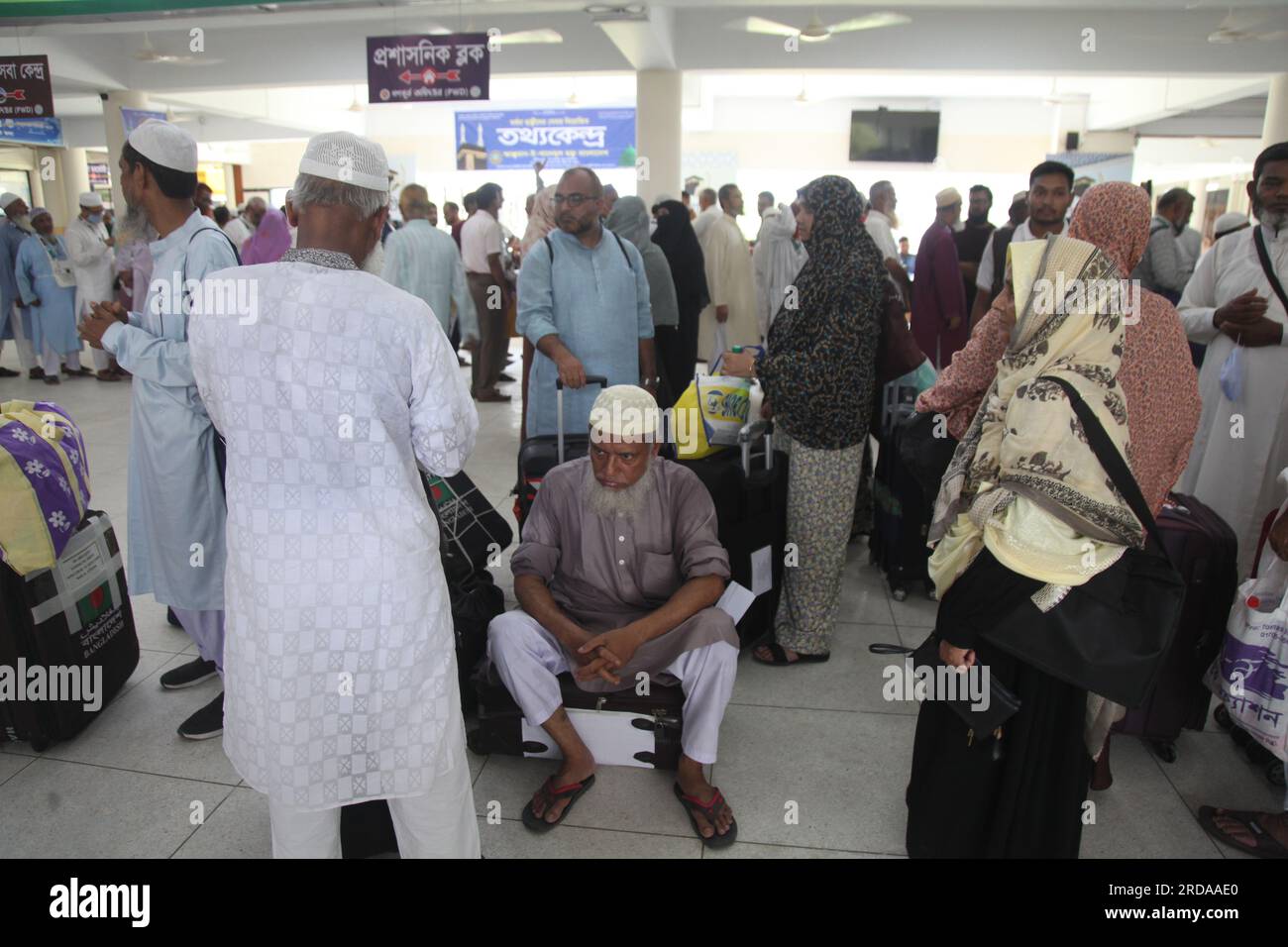 Am Samstag, den 20. Mai 2023, einen Tag nach dem Premierminister, kamen Pilger aus verschiedenen Teilen Bangladeschs in das Ashkona Hajj Camp in Dhaka Stockfoto