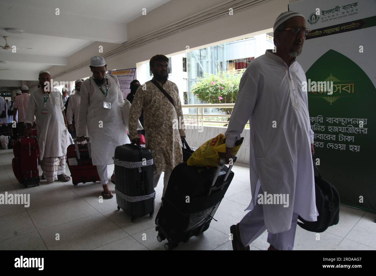 Am Samstag, den 20. Mai 2023, einen Tag nach dem Premierminister, kamen Pilger aus verschiedenen Teilen Bangladeschs in das Ashkona Hajj Camp in Dhaka Stockfoto