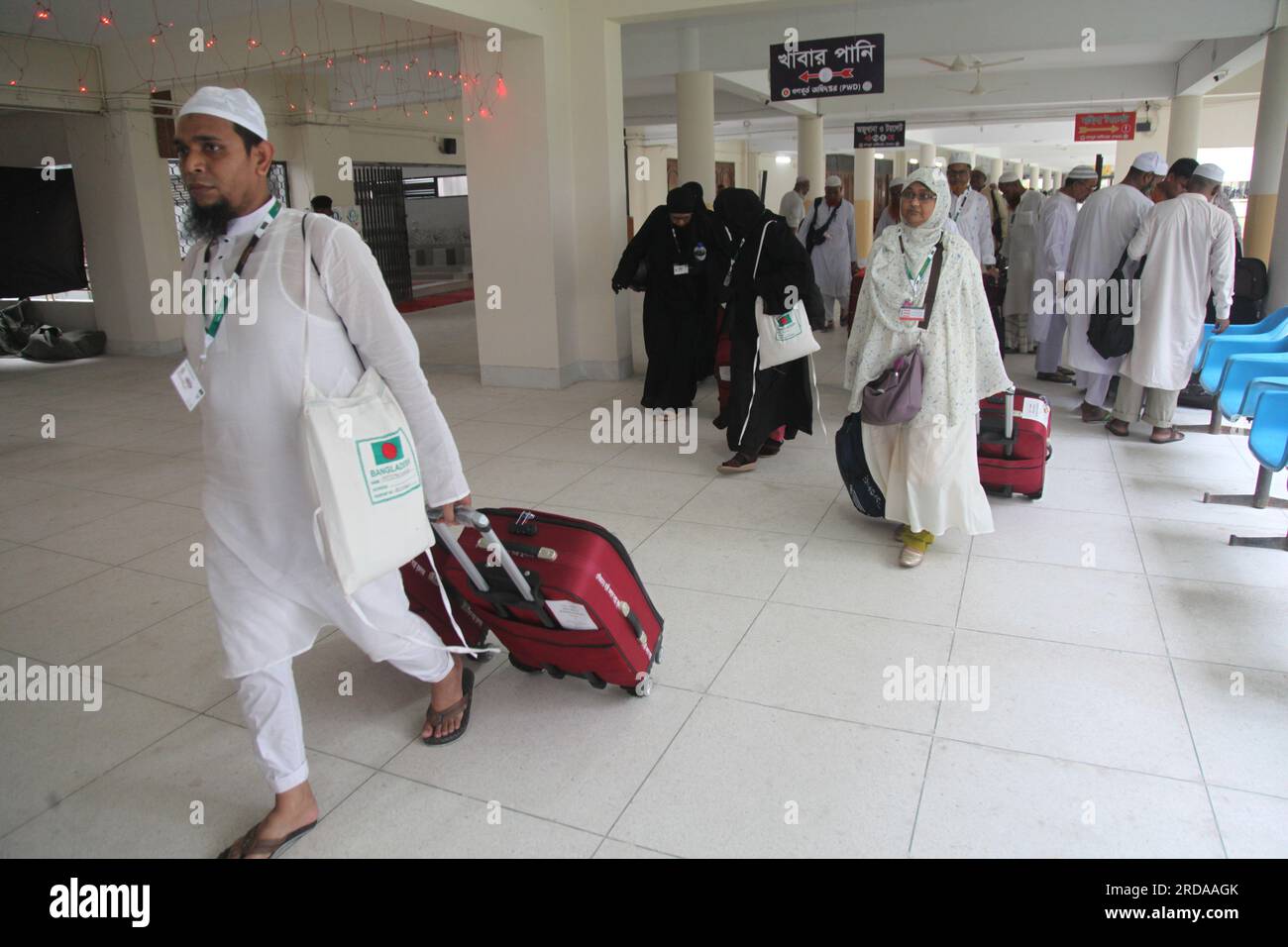 Am Samstag, den 20. Mai 2023, einen Tag nach dem Premierminister, kamen Pilger aus verschiedenen Teilen Bangladeschs in das Ashkona Hajj Camp in Dhaka Stockfoto