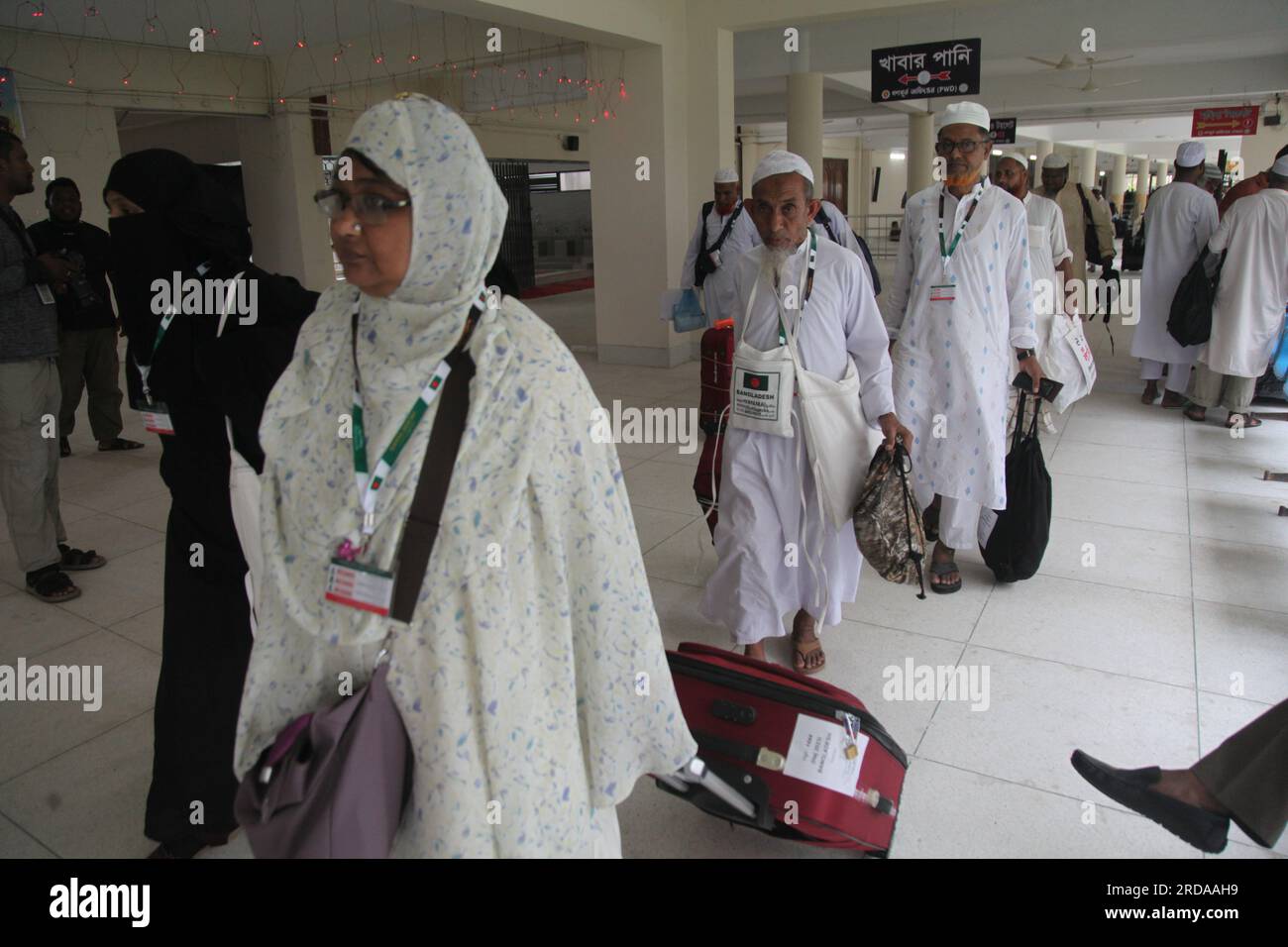 Am Samstag, den 20. Mai 2023, einen Tag nach dem Premierminister, kamen Pilger aus verschiedenen Teilen Bangladeschs in das Ashkona Hajj Camp in Dhaka Stockfoto