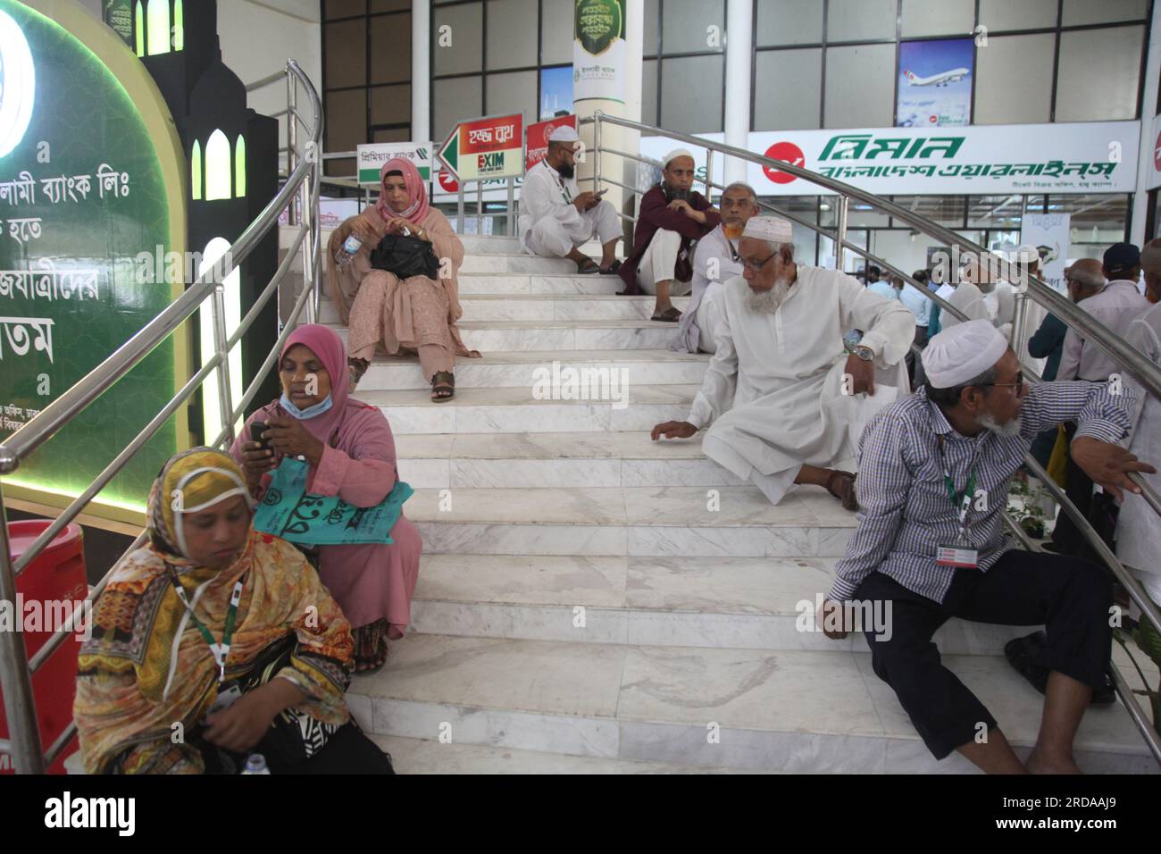 Am Samstag, den 20. Mai 2023, einen Tag nach dem Premierminister, kamen Pilger aus verschiedenen Teilen Bangladeschs in das Ashkona Hajj Camp in Dhaka Stockfoto