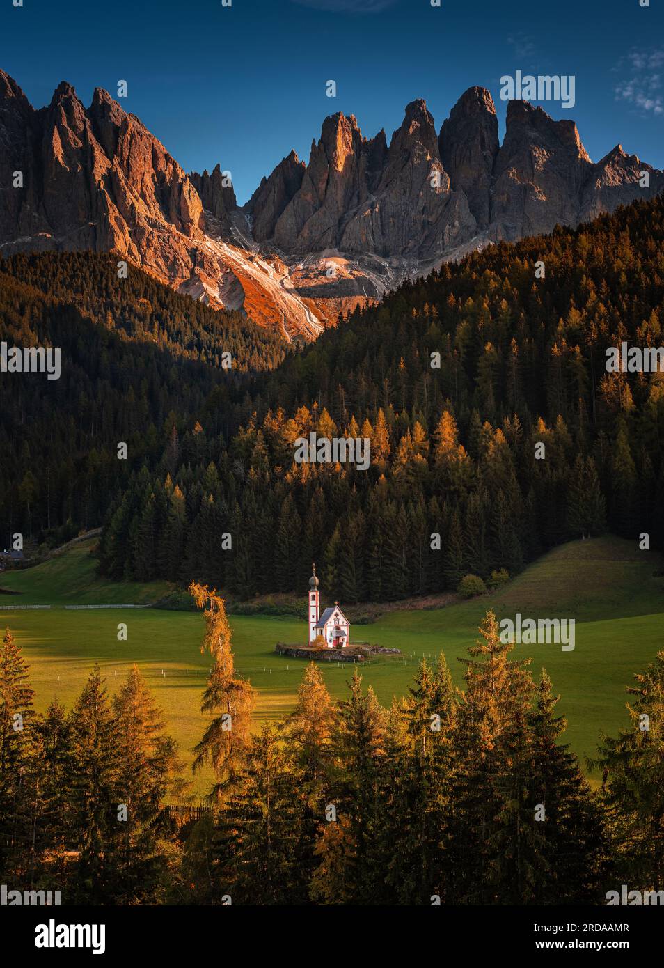 Val Di Funes, Dolomiten, Italien - das schöne St. Johann in der Ranui-Kirche in Südtirol mit den italienischen Dolomiten und blauem Himmel im Hintergrund mit wa Stockfoto