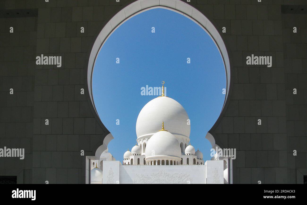 Leuchtend weiße Scheich-Zayid-Moschee mit goldenen Kuppeln am blauen Himmel an einem sonnigen Tag, Abu Dhabi, VAE, Minarett Stockfoto