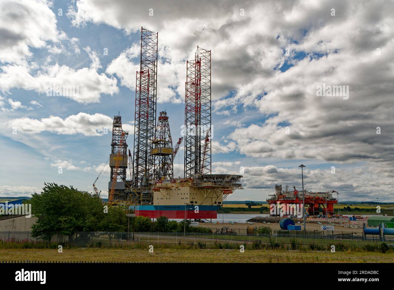 Ölbohrplattformen in Invergordon am Cromarty Firth in Schottland im Bau. Schöner Tag mit blauem Himmel. Ölplattformen-Auktion Stockfoto
