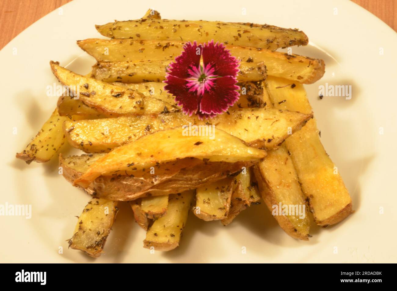 Diese rustikalen Kartoffeln erobern all jene, die den Verzehr von frittierten Speisen reduzieren wollen! Stockfoto