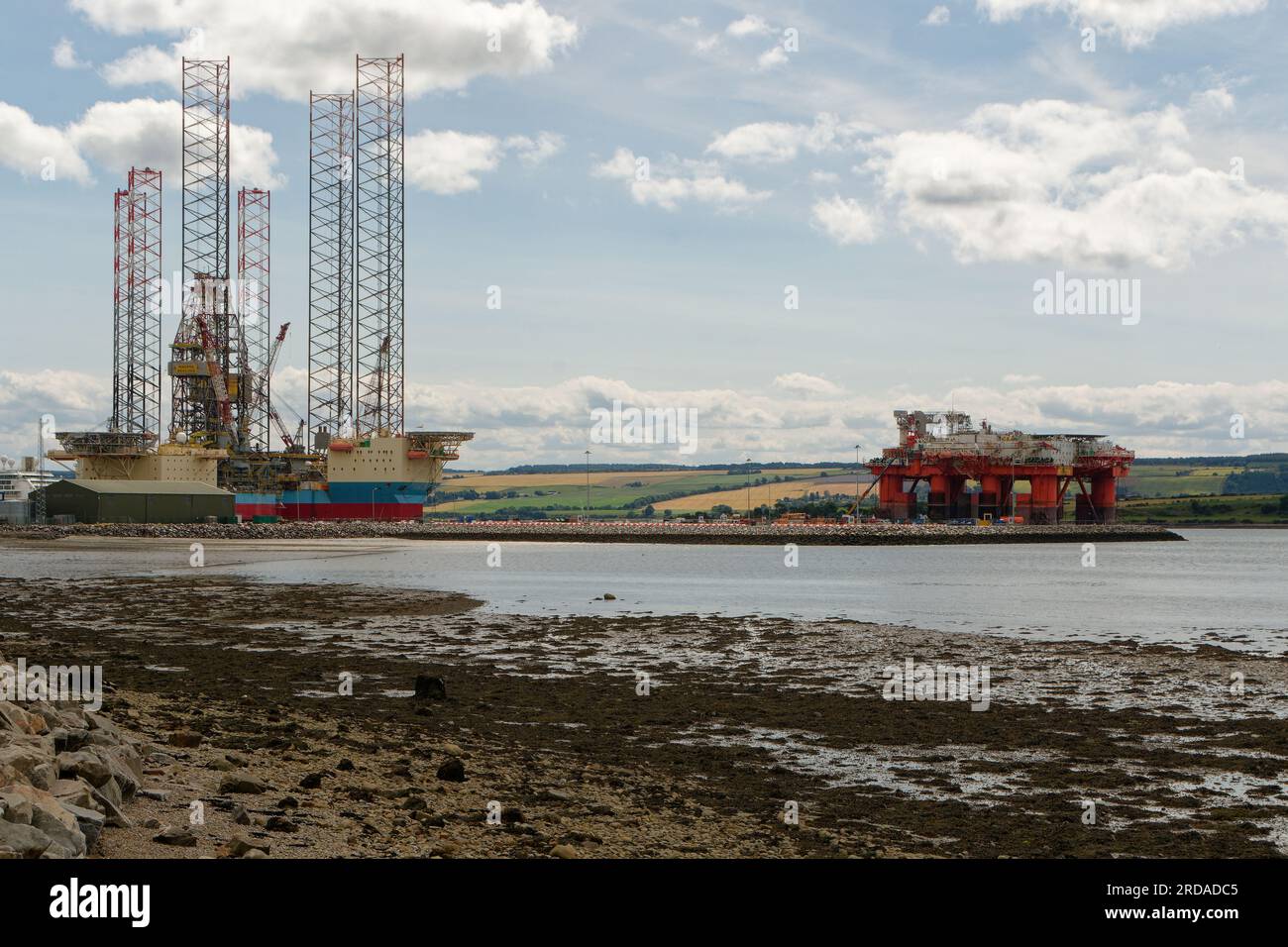 Ölbohrplattformen in Invergordon am Cromarty Firth in Schottland im Bau. Schöner Tag mit blauem Himmel. Ölplattformen-Auktion Stockfoto