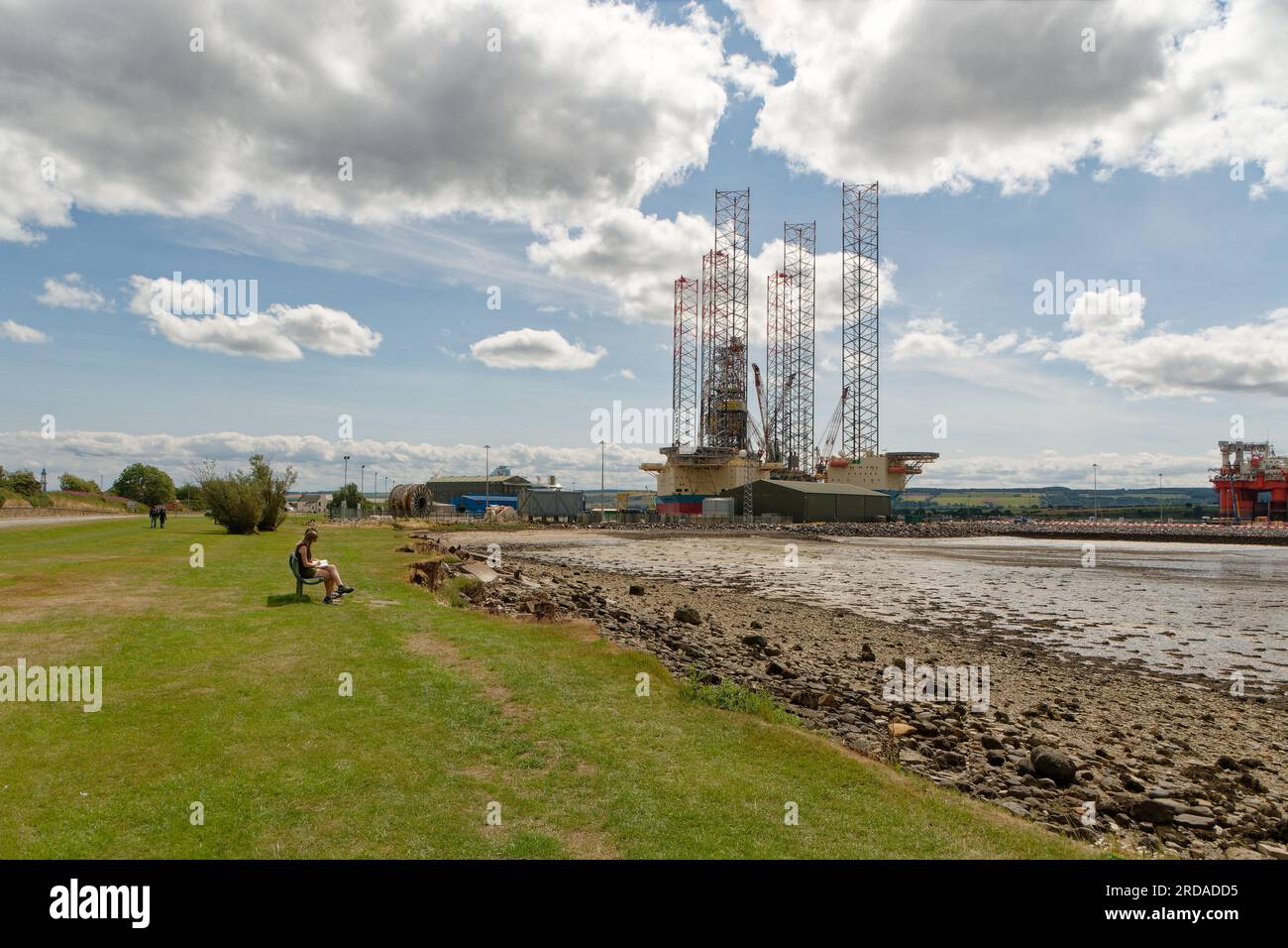 Ölbohrplattformen in Invergordon am Cromarty Firth in Schottland im Bau. Schöner Tag mit blauem Himmel. Ölplattformen-Auktion Stockfoto