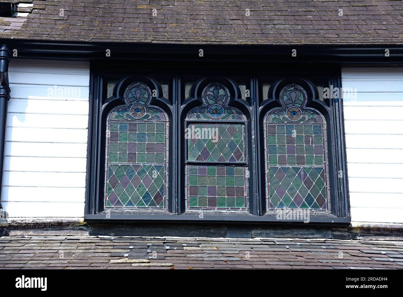 Buntglasfenster an der Seite der Chard Methodist Church, Chard, Somerset, Großbritannien, Europa Stockfoto