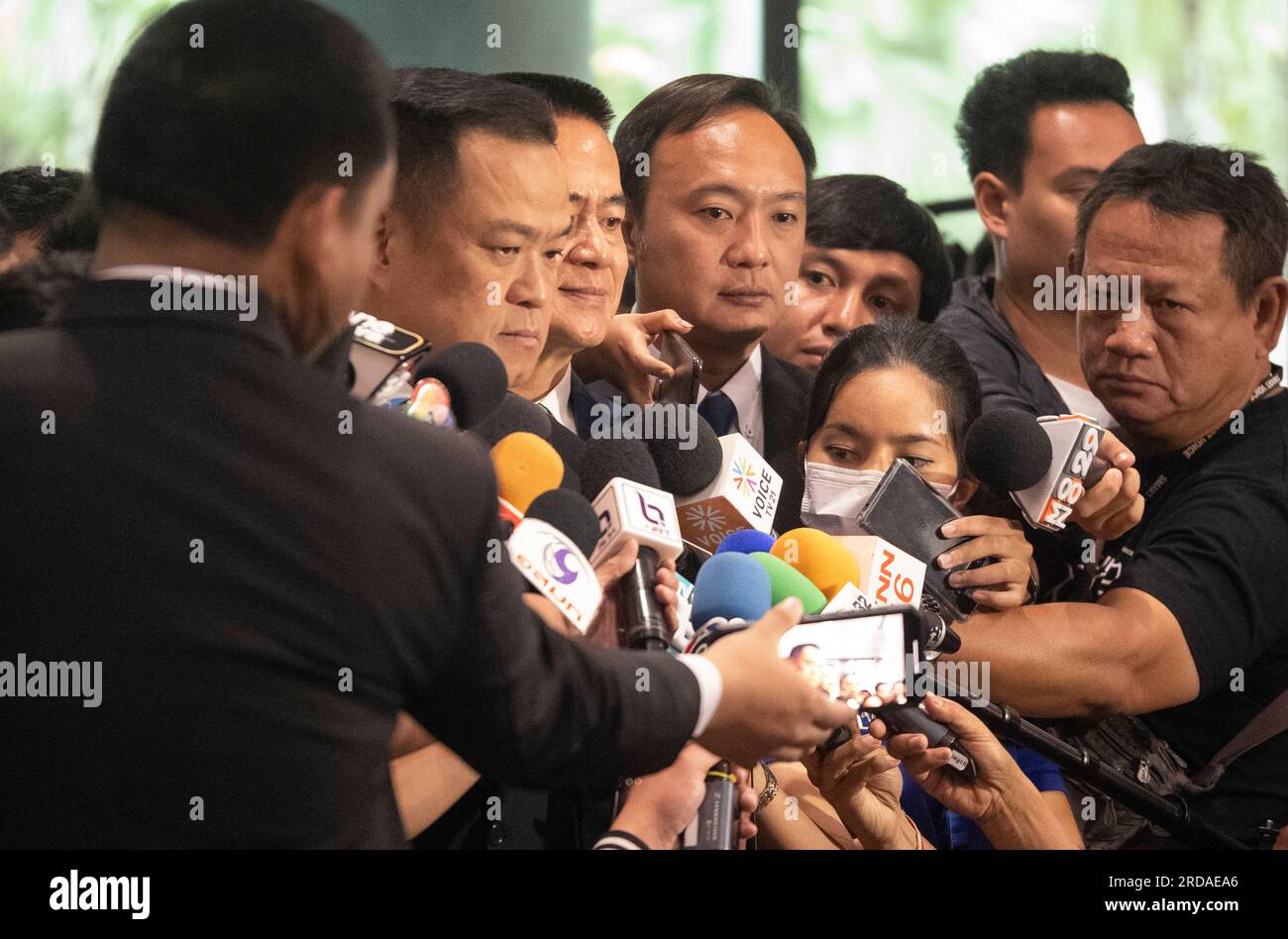 Anutin Charnvirakul, Parteiführer der Bhumjaithai, spricht mit den Medien, wenn er im Parlament in Bangkok, Thailand, ankommt. Das thailändische Verfassungsgericht ordnete eine vorübergehende Aussetzung der hoffnungsvollen Ministerpräsidentin Pita Limjaroenrat an, als das parlament seine letzte Chance auf die Ernennung zum Ministerpräsidenten hatte. Stockfoto