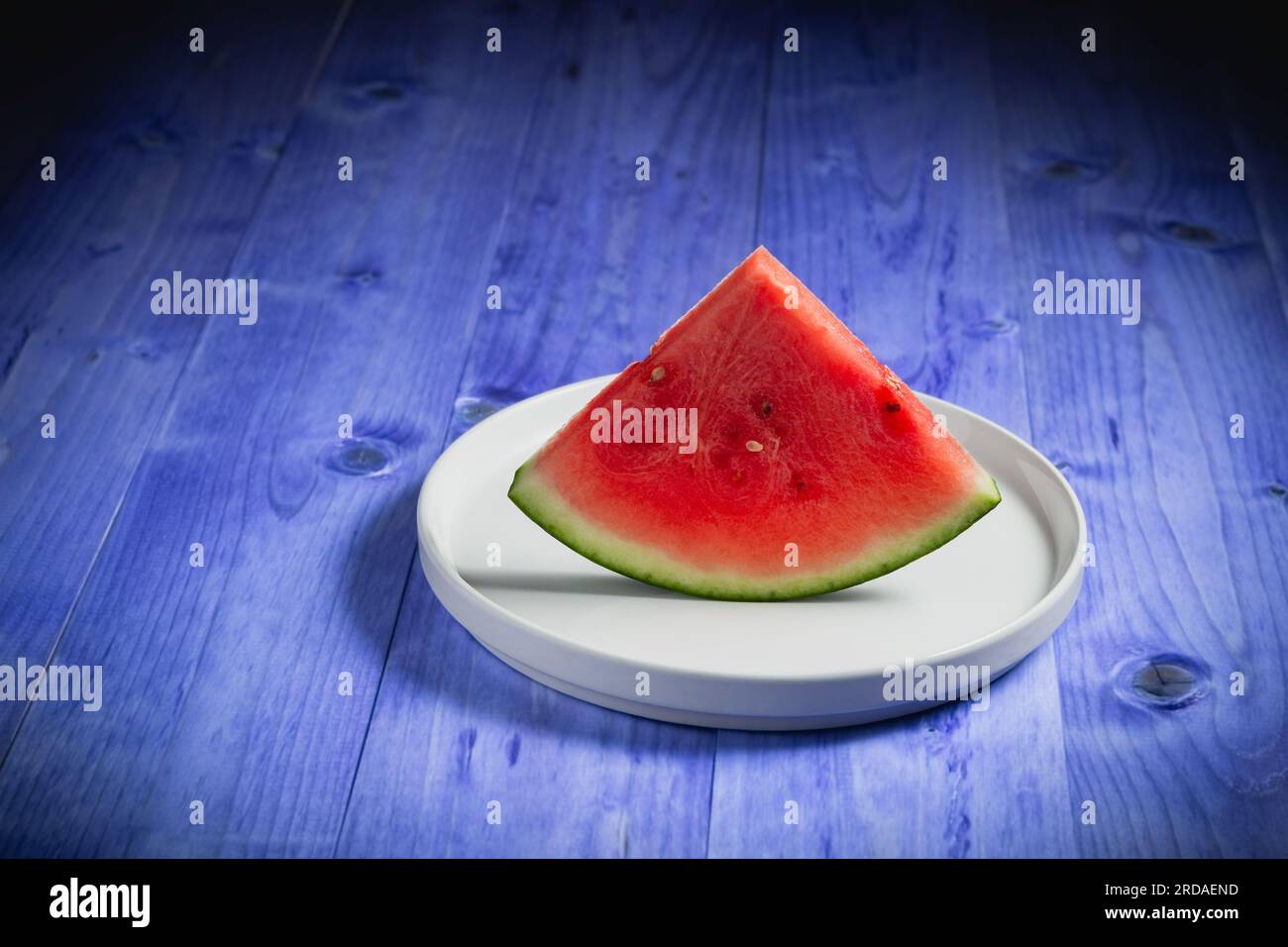 Scheiben von Wassermelonen auf blauem Hintergrund Stockfoto