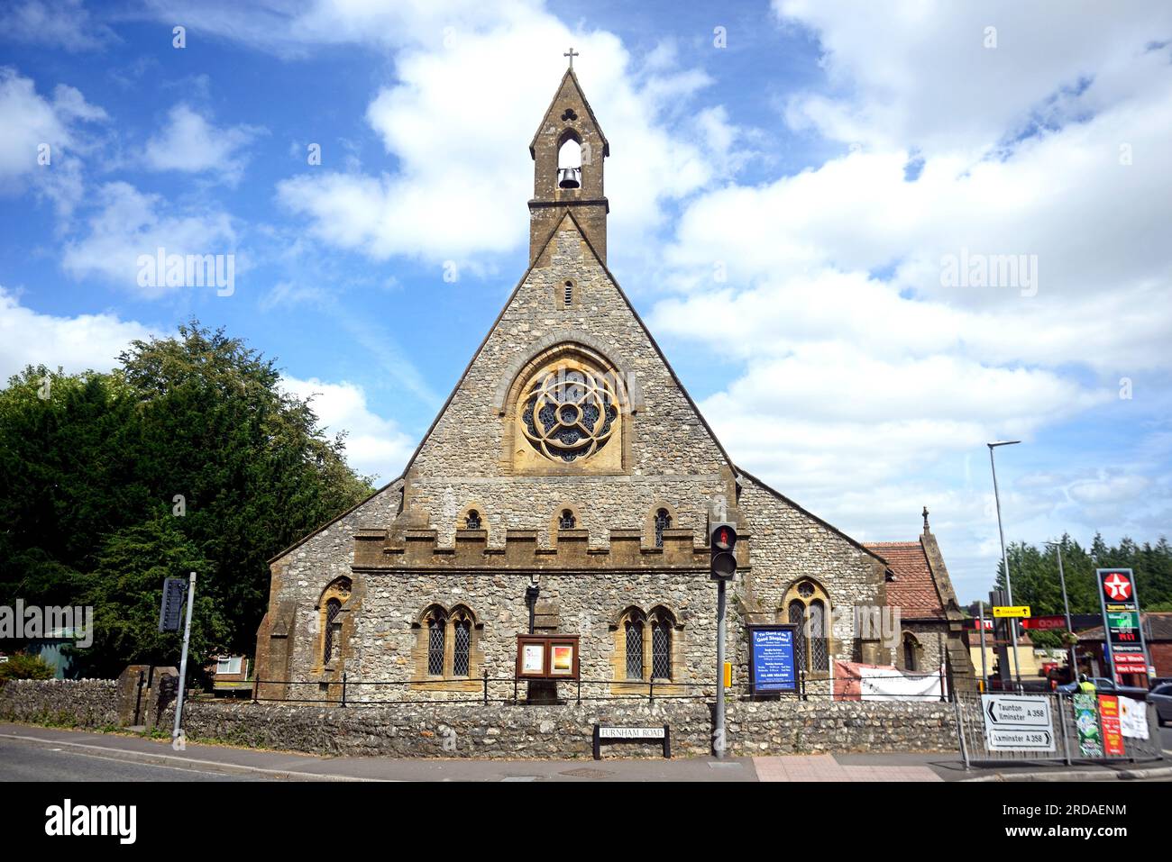 Vorderansicht der Church of the Good Shepherd, Chard, Somerset, Großbritannien, Europa. Stockfoto