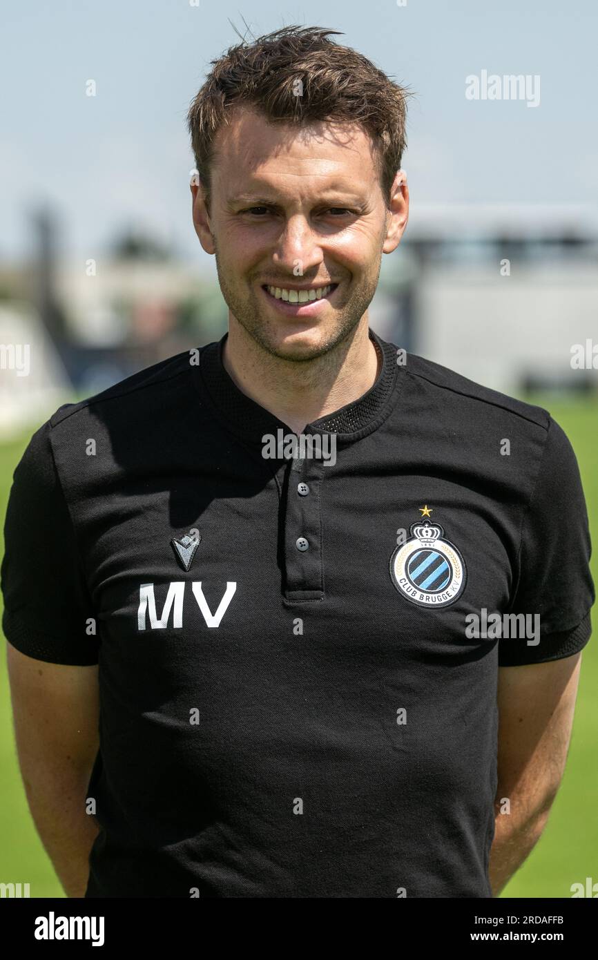 Knokke Heist, Belgien. 18. Juli 2023. Teammanager Michael Vijverman posiert für ein Porträtfoto beim Fotoshooting des belgischen Jupiler Pro League Teams Club Brugge KV aus der Saison 2023-2024, Dienstag, den 18. Juli 2023 in Knokke-Heist. BELGA PHOTO LUC CLAESSEN Credit: Belga News Agency/Alamy Live News Stockfoto