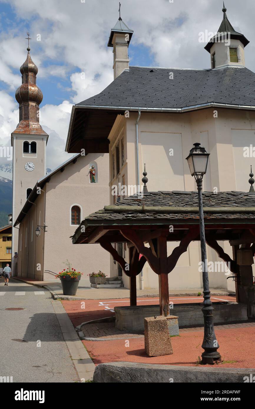 Die Kirche Saint Francois de Sales in der Gemeinde Bozel, Nordfranzösische Alpen, Tarentaise, Savoie, Frankreich Stockfoto