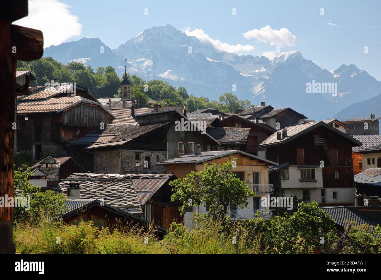 Das Dorf Villemartin, das sich über der Gemeinde Bozel, den nördlichen französischen Alpen, Tarentaise, Savoie, Frankreich befindet Stockfoto