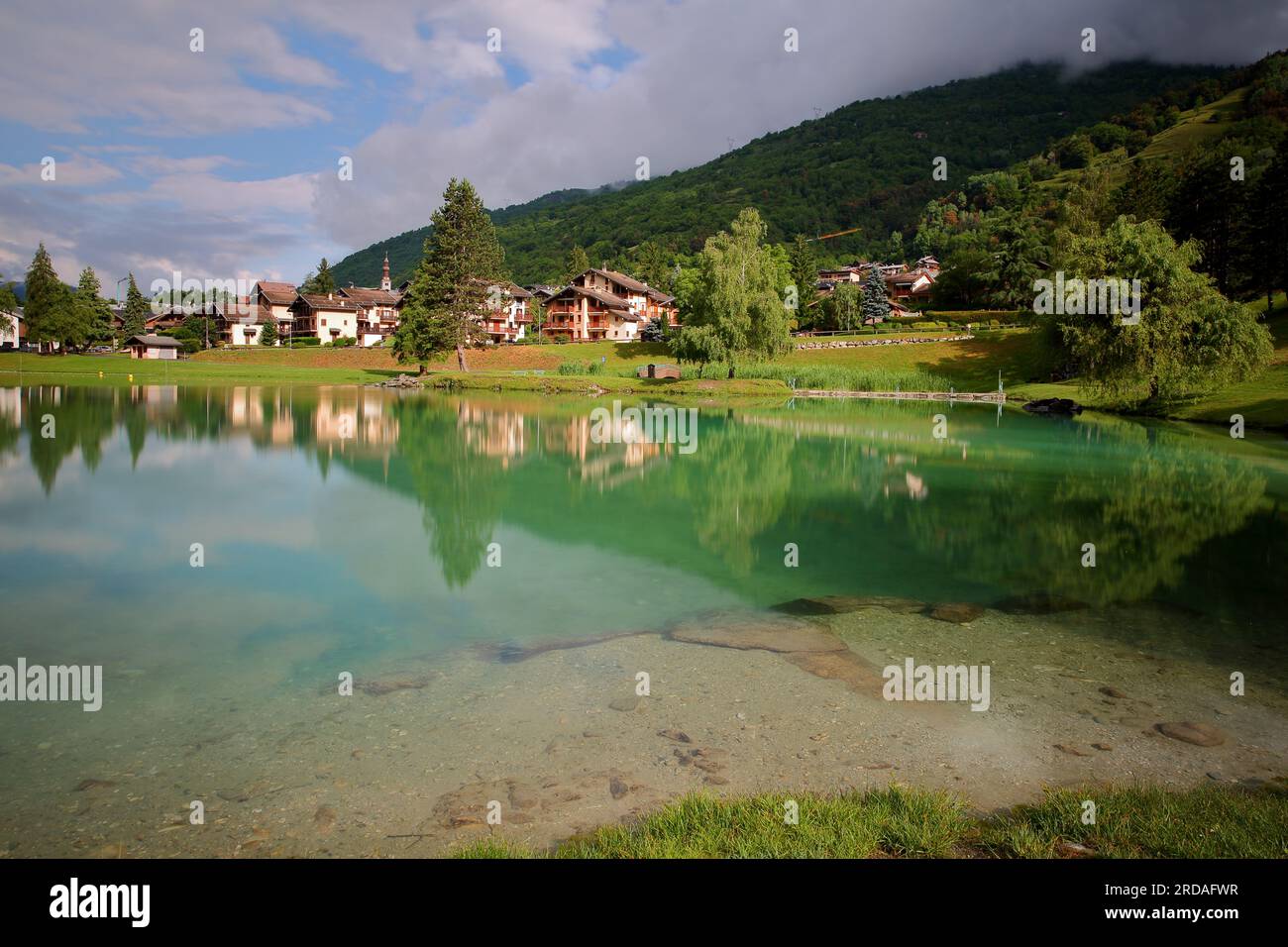 Reflexionen des bunten Sees der Gemeinde Bozel, der nördlichen französischen Alpen, Tarentaise, Savoie, Frankreich Stockfoto