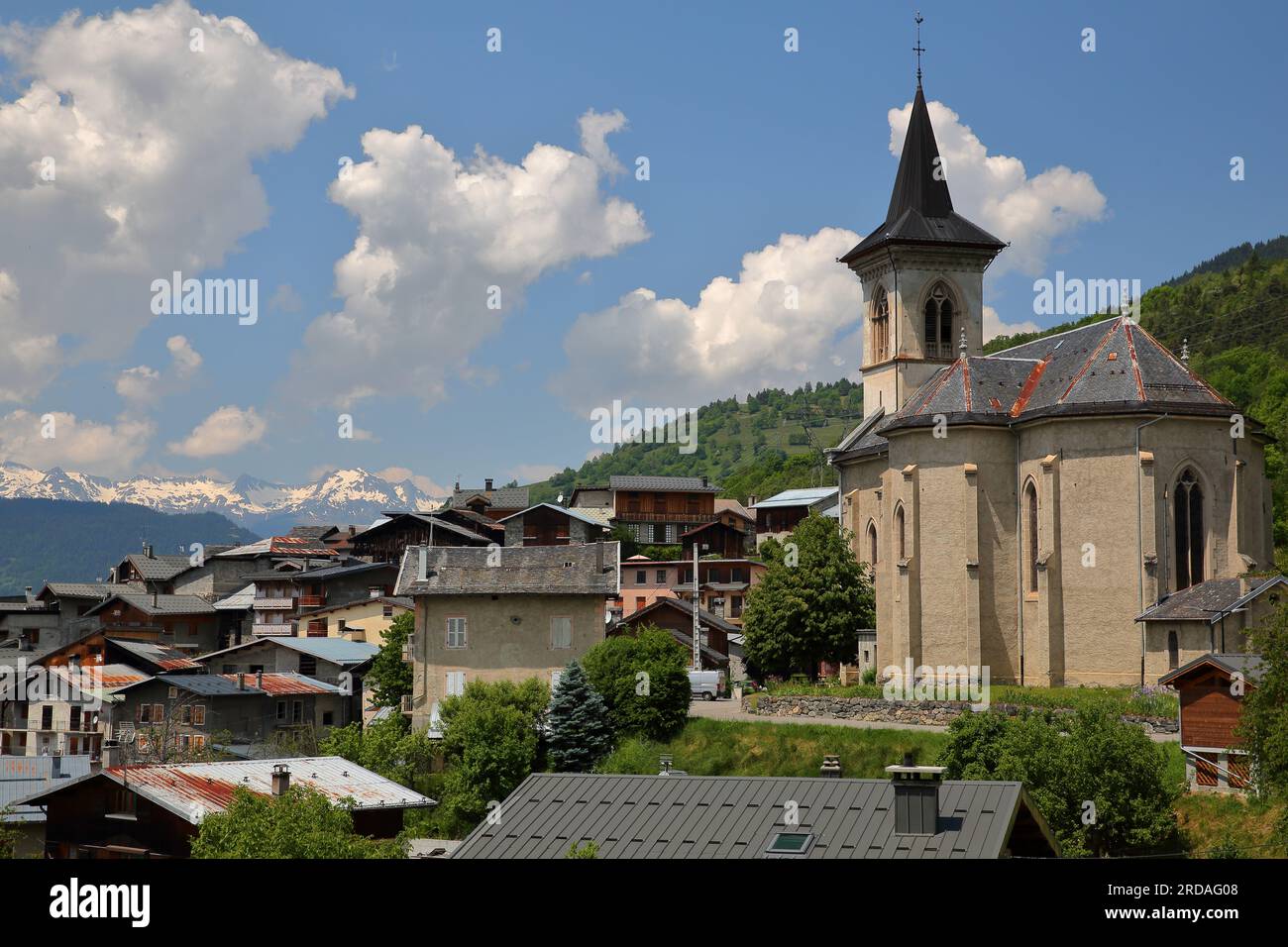 Das Dorf Montagny über der Gemeinde Bozel, den nördlichen französischen Alpen, Tarentaise, Savoie, Frankreich, Und umgeben von Bergen Stockfoto