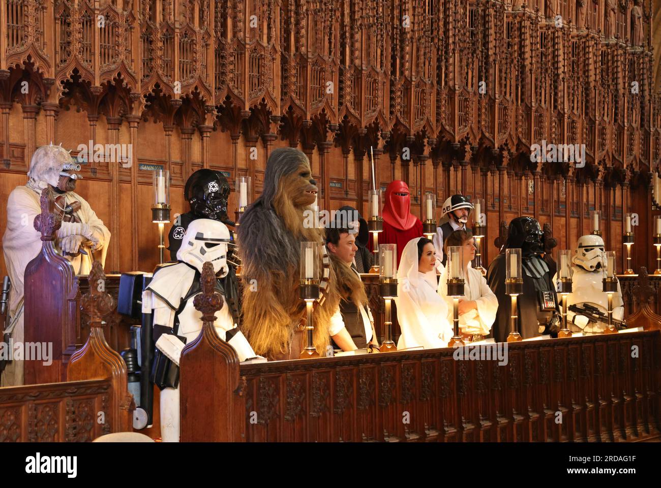 Peterborough, Großbritannien. 18. Juli 2023. Figuren wie Darth Vader, Stormtroopers, Luke Skywalker, Prinzessin Leia, Chewbacca Han Solo im Inneren der Peterborough Kathedrale bevor eine der größten Star Wars privaten Fansammlungen der Welt gesehen werden kann in der herrlichen Peterborough Kathedrale ab dem 19. Juli. Die Ausstellung, inoffizielle Galaxien, in der Peterborough Cathedral, umfasst über 120 Ausstellungen, darunter ein lebensgroßer Land Speeder neben seltenen Star Wars-Spielzeugen und -Gegenständen. Peterborough, Cambridgeshire, Großbritannien. Kredit: Paul Marriott/Alamy Live News Stockfoto