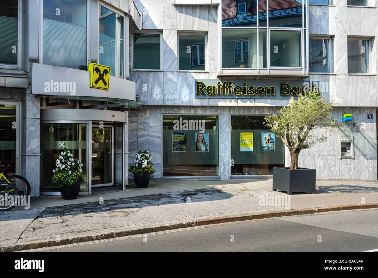 Villach, Österreich. Juli 18 2023. Außenansicht der Bankfiliale Raiffeisen im Stadtzentrum Stockfoto