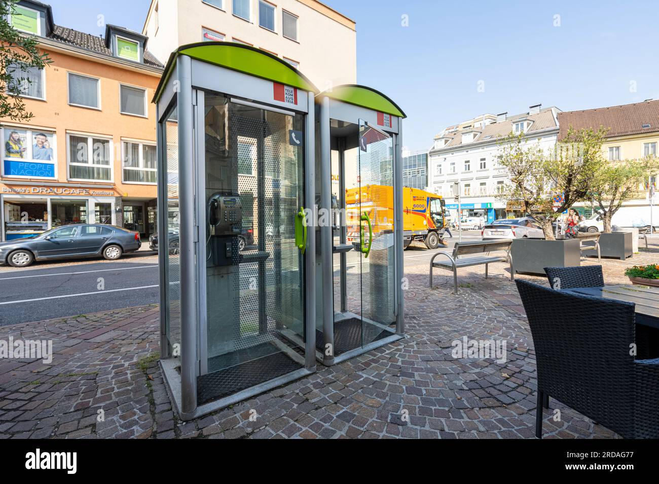 Villach, Österreich. Juli 18 2023. Telefonzellen auf einem Platz im Stadtzentrum Stockfoto