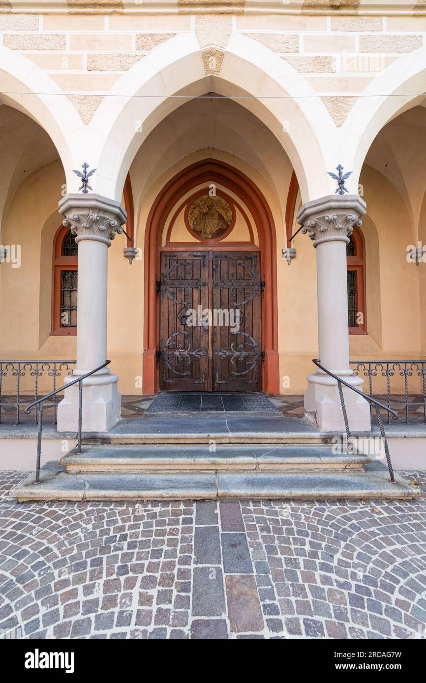 Villach, Österreich. Juli 18 2023. Die Außenfassade der Kirche St. Nicholas im Stadtzentrum Stockfoto