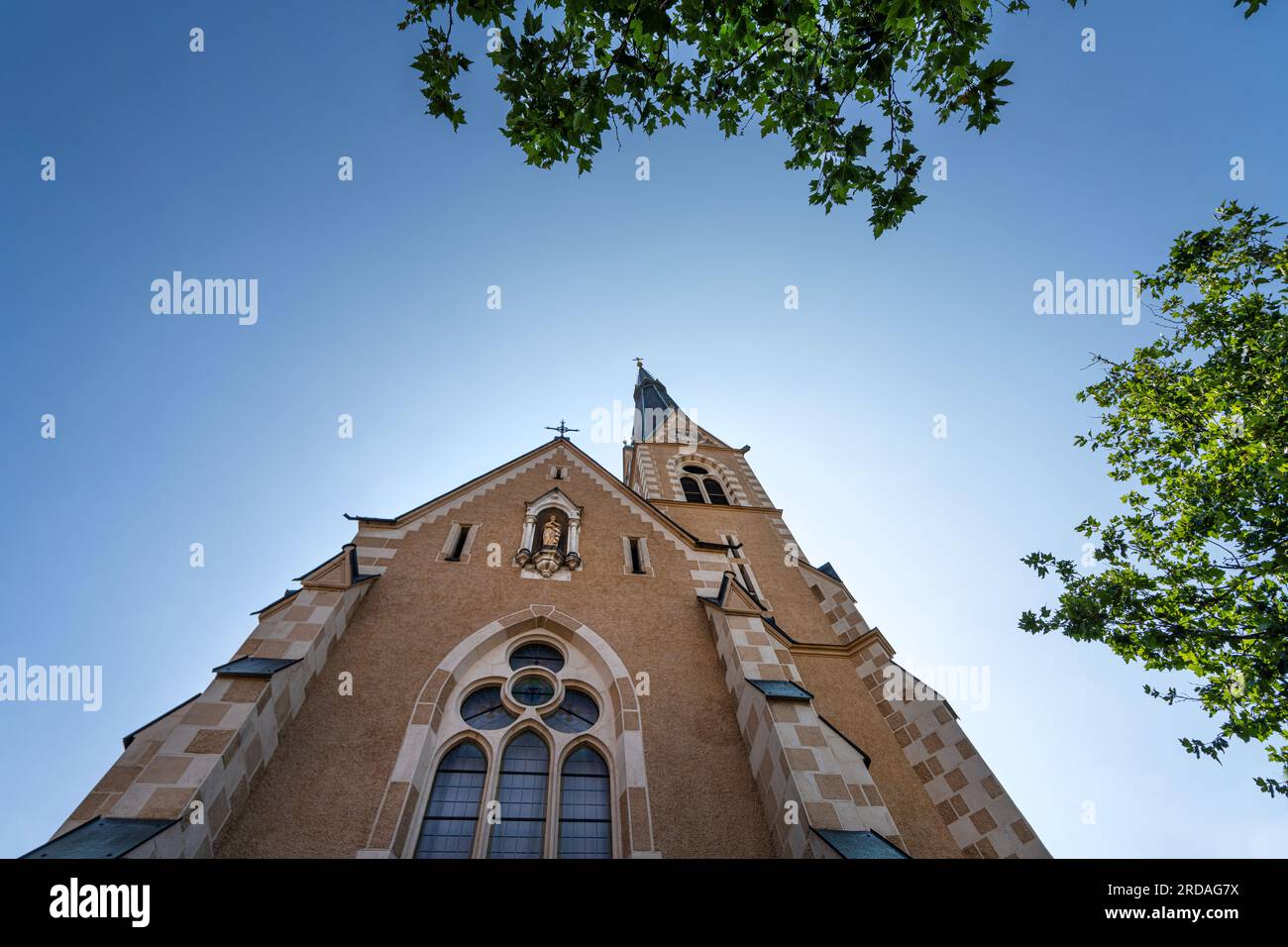 Villach, Österreich. Juli 18 2023. Die Außenfassade der Kirche St. Nicholas im Stadtzentrum Stockfoto
