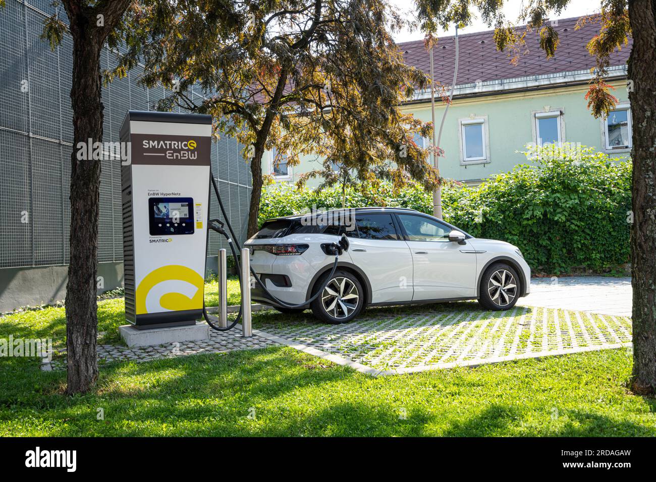 Villach, Österreich. Juli 18 2023. Ladestation für Elektrofahrzeuge auf einem Parkplatz im Stadtzentrum Stockfoto