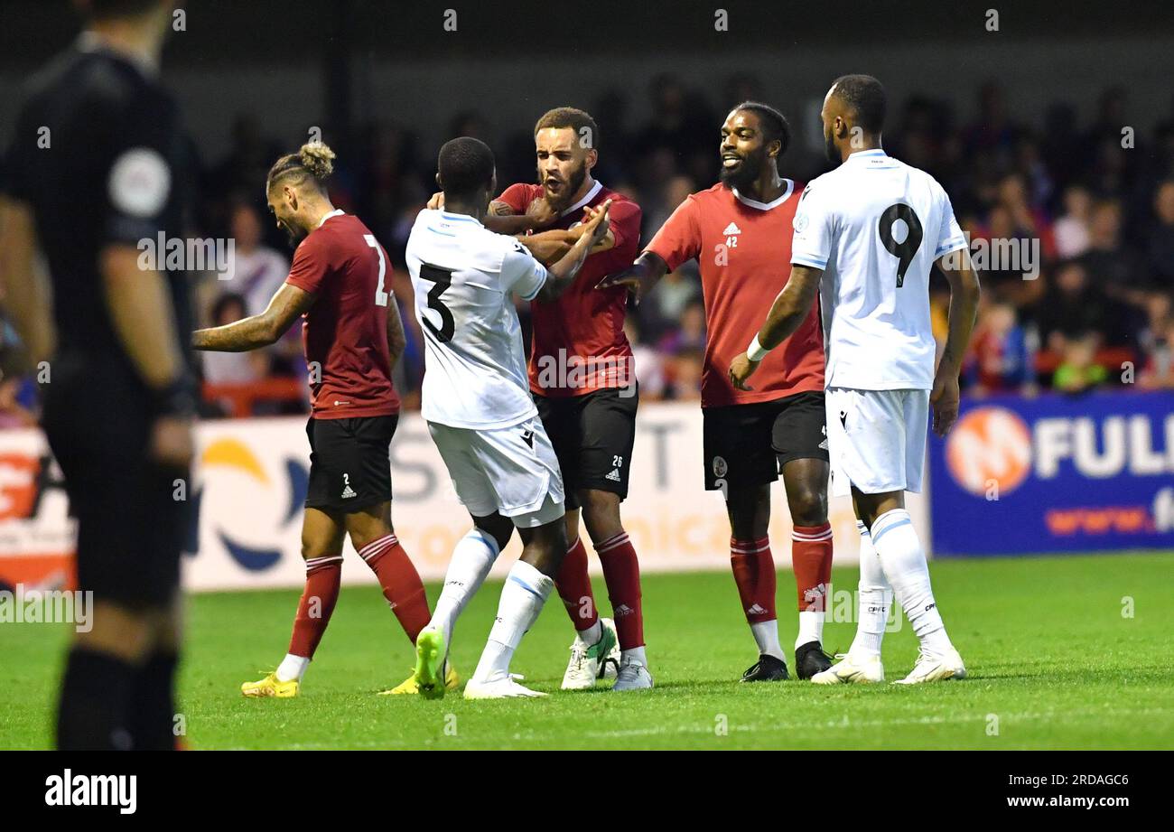 Während des Vorsaison-Freundschaftsspiels zwischen Crawley Town und Crystal Palace im Broadfield Stadium , Crawley , Großbritannien - 19. Juli 2023 Photo Simon Dack / Tele Images bricht eine Schlägerei zwischen den Spielern aus Stockfoto