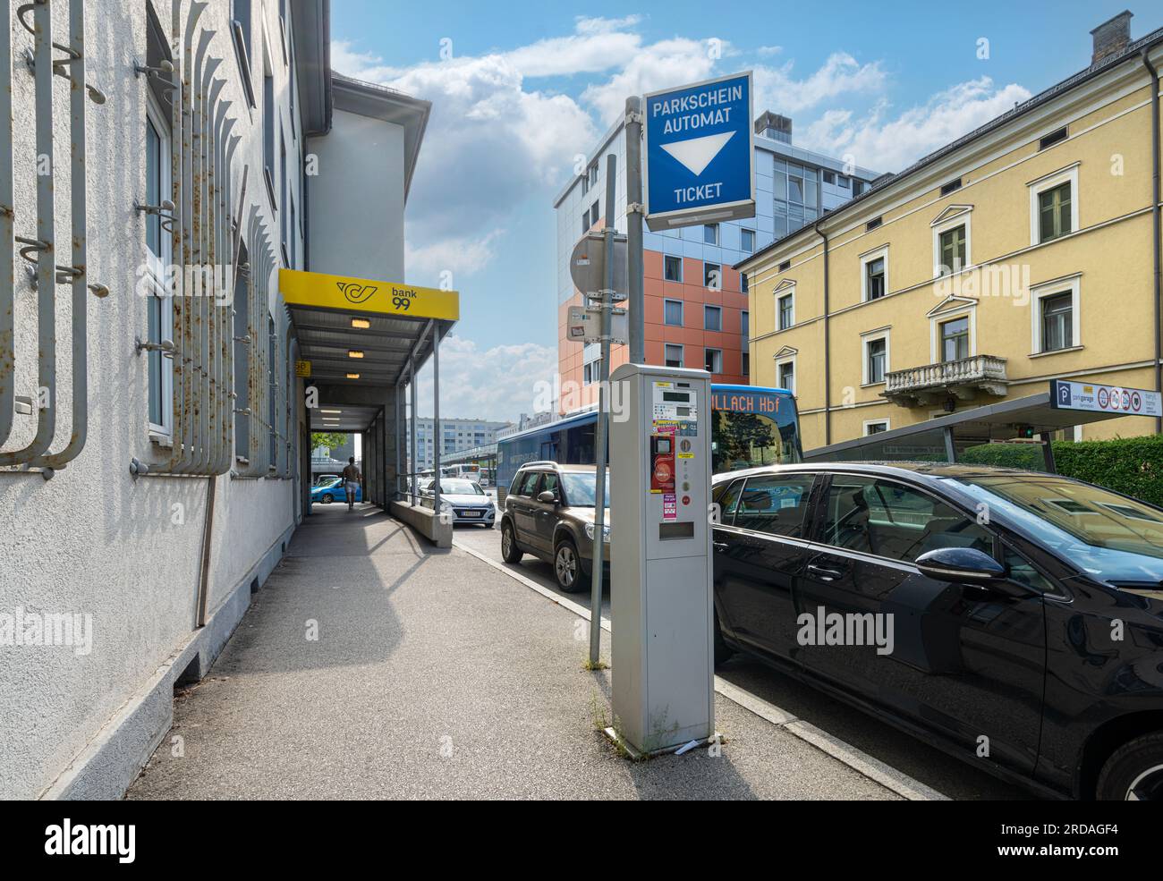 Villach, Österreich. Juli 18 2023. Eine Parkuhr in einer Straße im Stadtzentrum Stockfoto