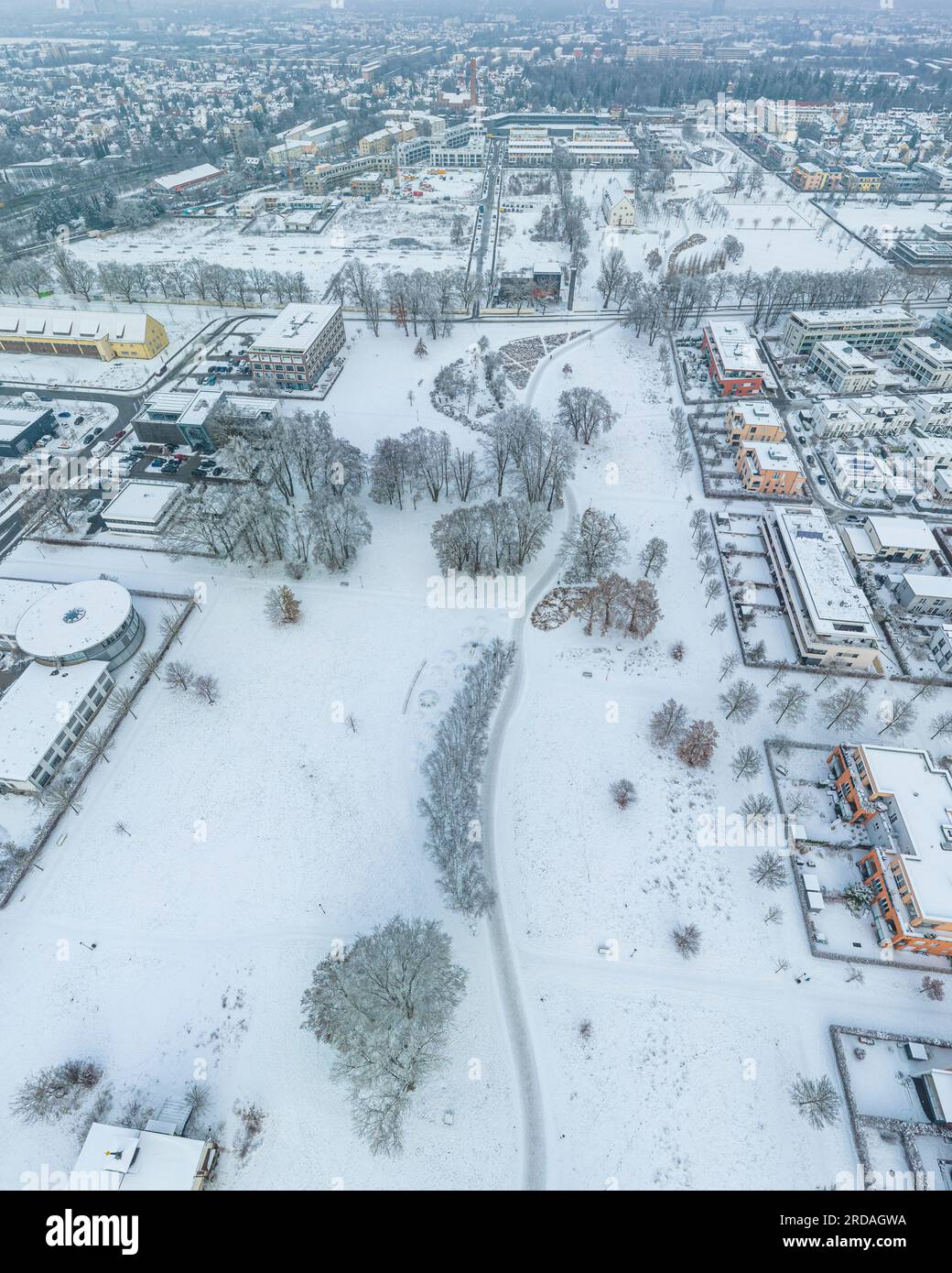 Winterlicher Blick auf das neue Viertel Sheridan Park im Westen Augsburgs in Bayern Stockfoto