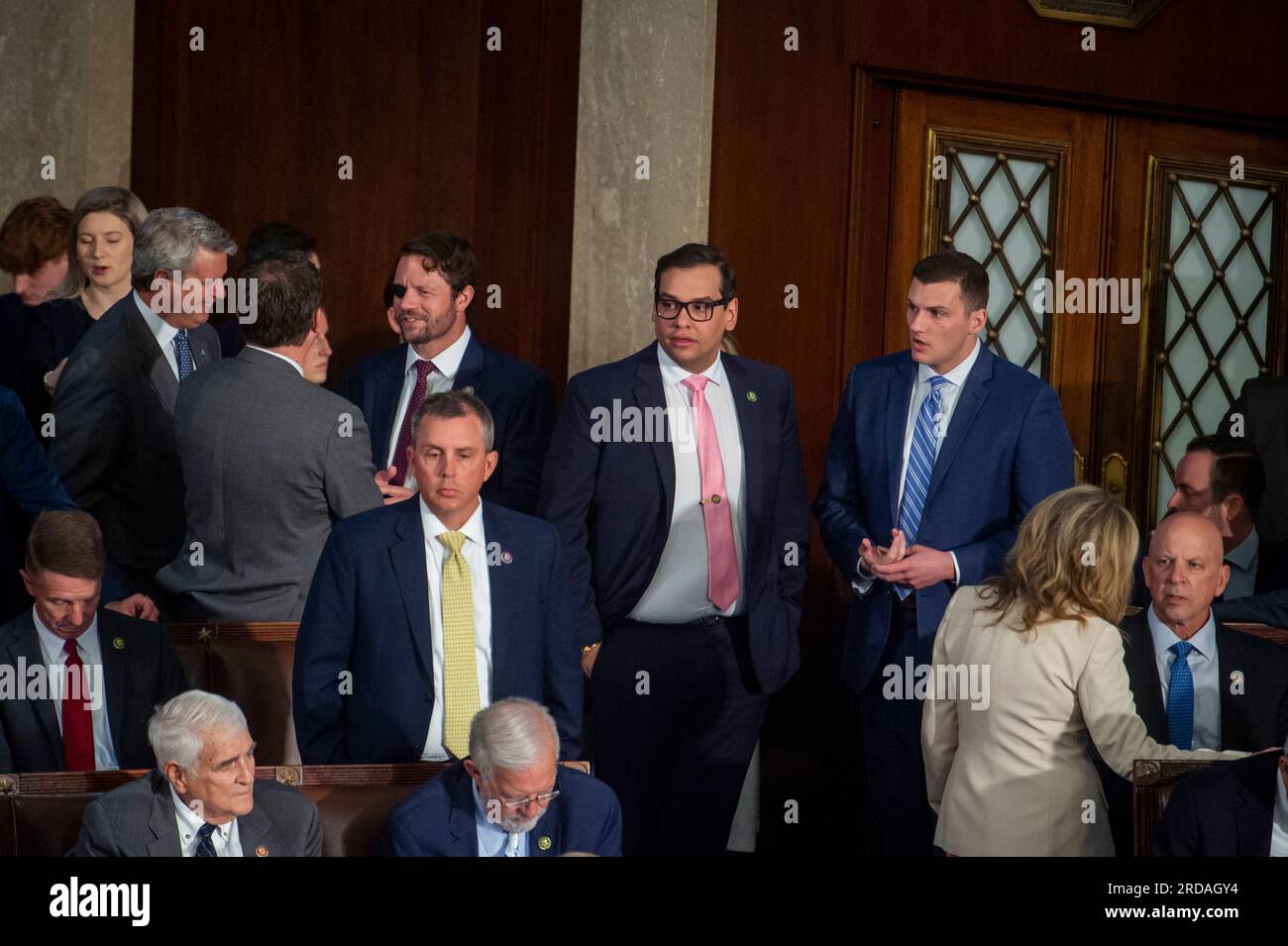 Washington, Vereinigte Staaten Von Amerika. 19. Juli 2023. Der US-Repräsentant George Santos (Republikaner von New York) hat vor der Ankunft des Präsidenten des Staates Israel Isaac Herzog während eines gemeinsamen Kongressgesprächs im US-Kapitol in Washington, DC, am Mittwoch, den 19. Juli 2023, Schwierigkeiten, einen Sitz in der Kammer des Hauses zu finden. Kredit: Rod Lamkey/CNP/Sipa USA Kredit: SIPA USA/Alamy Live News Stockfoto