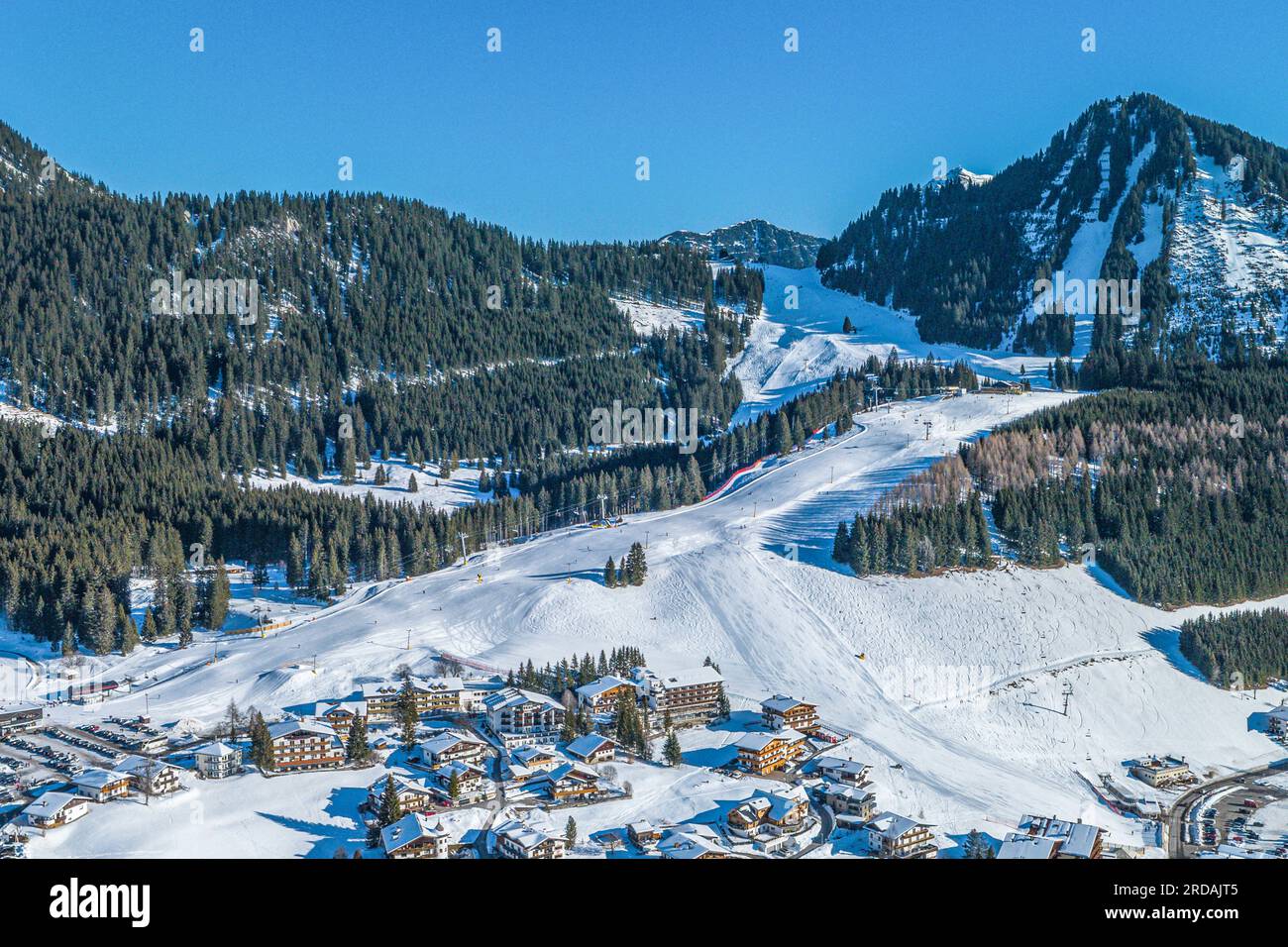 Blick aus der Vogelperspektive auf das winterliche Dorf Berwang in der touristischen Region Tiroler Zugspitz Arena Stockfoto