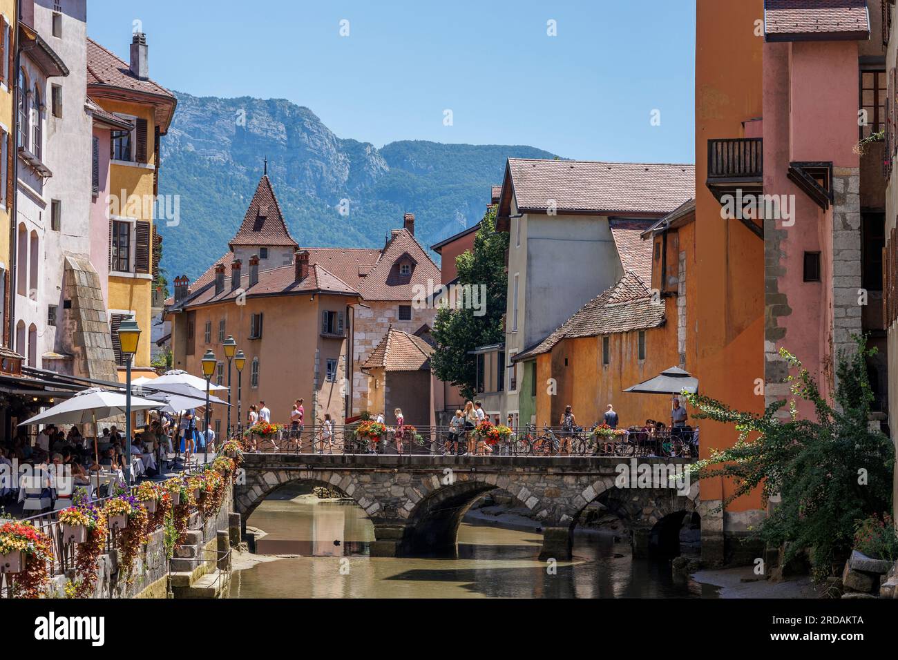 Le Thiou fließt durch die Altstadt von Annecy Haute-Savoie Auvergne-Rhone-Alpes Frankreich Stockfoto