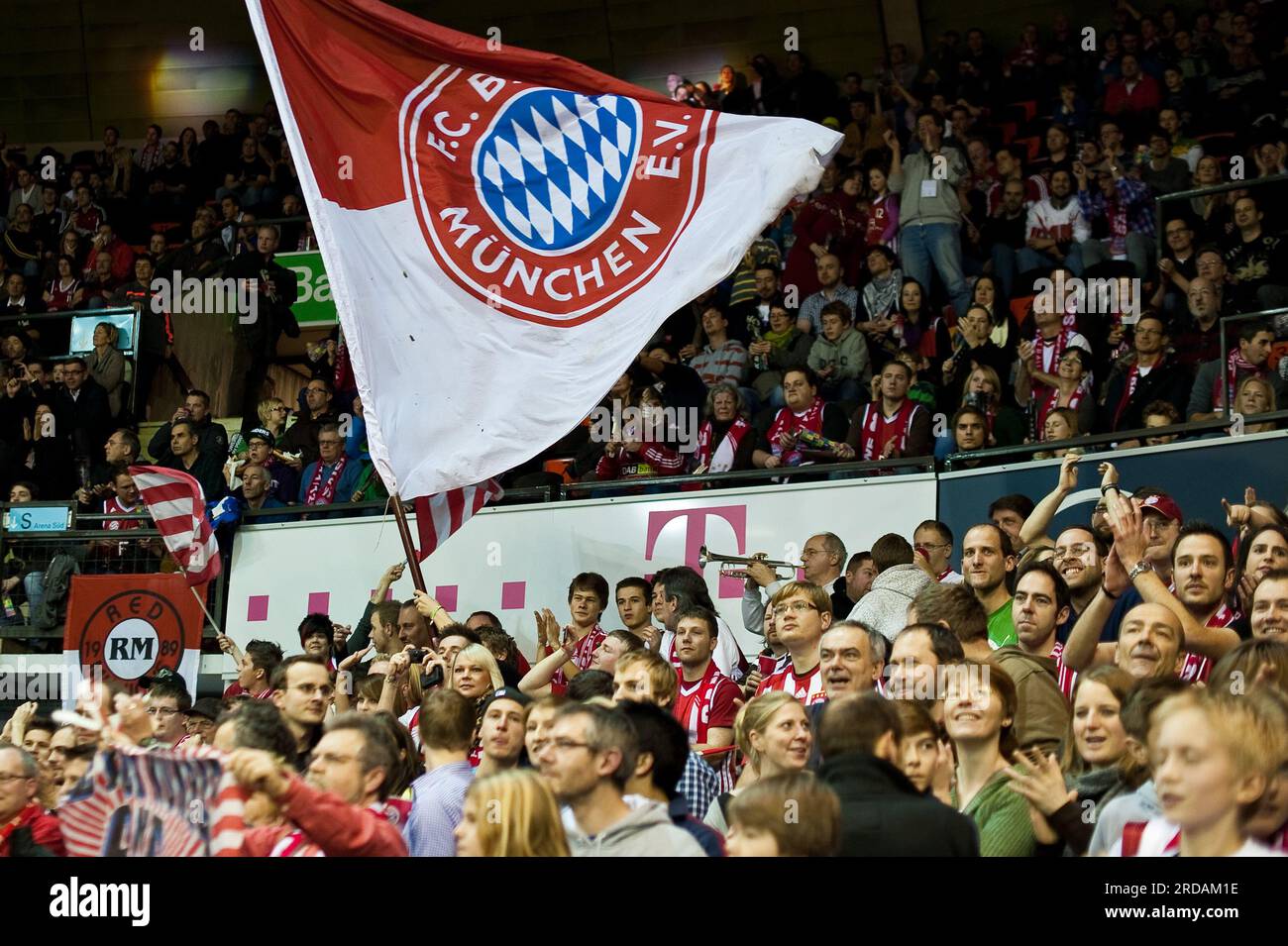 Bayern Fans mit Fahne Basketball Bundesliga FC Bayern München - EWE Körbe Oldenburg 14.1.2012 im Audi Dome München Stockfoto